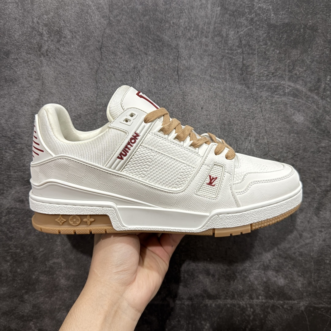 【佛山顶级超A版】Louis Vuitton LV Trainer系列 白红 白色高周波 仓库现货 当天可取 私人订单 专柜混卖零售专供 所有配色均为购买原版复刻 整体版型 皮料 市场独一无二 后跟版型都可以自行对比[机智]吊打市场所有货 怒甩十条街，欢迎拿市场各大工厂的货来对比！ 鞋舌烫金超正 压印程度秒杀市面90%以上的高端货 新配色陆续开发出货 尺码：39-45-选品中心