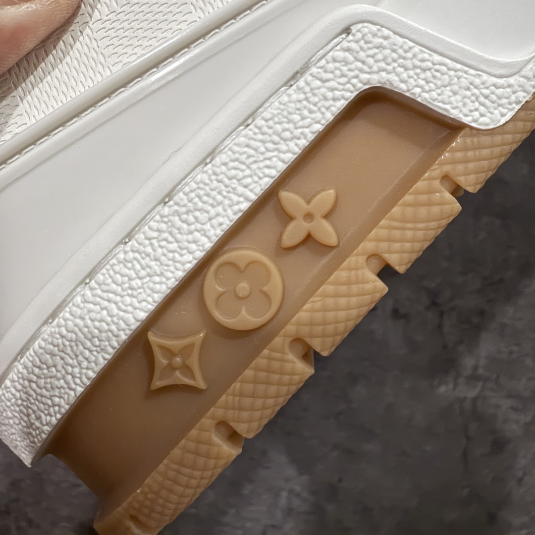 图片[4]-【佛山顶级超A版】Louis Vuitton LV Trainer系列 白红 白色高周波 仓库现货 当天可取 私人订单 专柜混卖零售专供 所有配色均为购买原版复刻 整体版型 皮料 市场独一无二 后跟版型都可以自行对比[机智]吊打市场所有货 怒甩十条街，欢迎拿市场各大工厂的货来对比！ 鞋舌烫金超正 压印程度秒杀市面90%以上的高端货 新配色陆续开发出货 尺码：39-45-选品中心