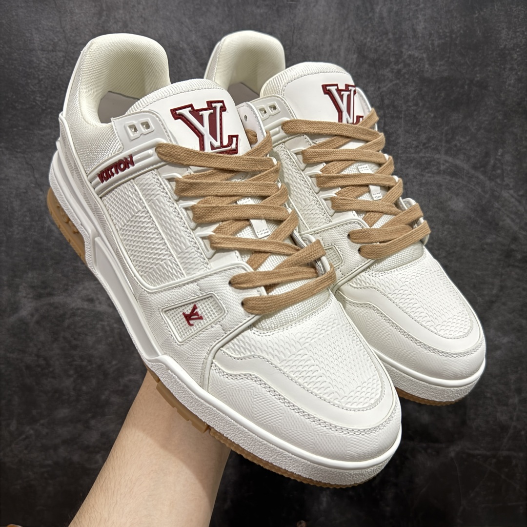 【佛山顶级超A版】Louis Vuitton LV Trainer系列 白红 白色高周波 仓库现货 当天可取 私人订单 专柜混卖零售专供 所有配色均为购买原版复刻 整体版型 皮料 市场独一无二 后跟版型都可以自行对比[机智]吊打市场所有货 怒甩十条街，欢迎拿市场各大工厂的货来对比！ 鞋舌烫金超正 压印程度秒杀市面90%以上的高端货 新配色陆续开发出货 尺码：39-45-选品中心
