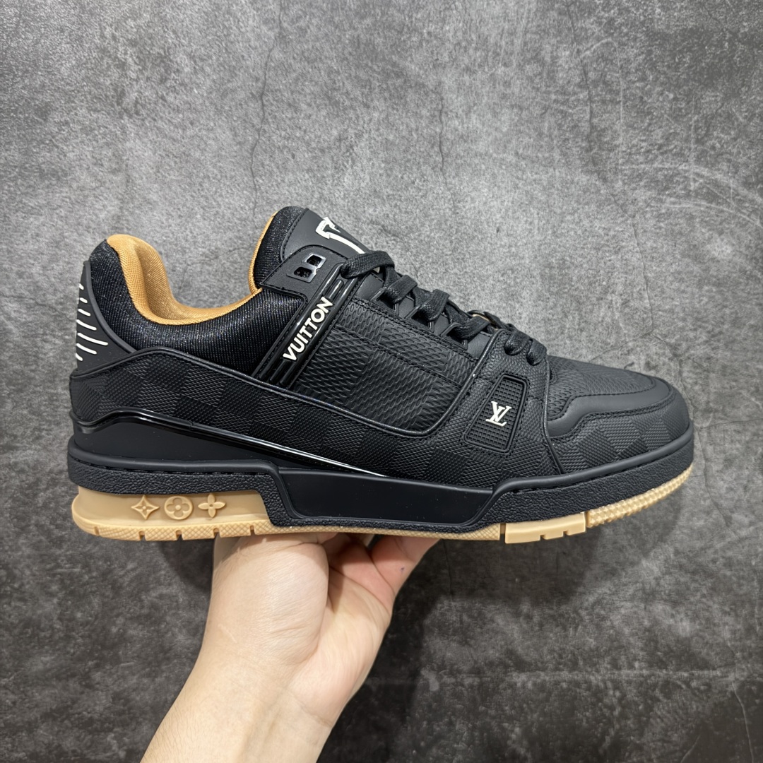 【佛山顶级超A版】Louis Vuitton LV Trainer系列 黑棕 黑色高周波 仓库现货 当天可取 私人订单 专柜混卖零售专供 所有配色均为购买原版复刻 整体版型 皮料 市场独一无二 后跟版型都可以自行对比[机智]吊打市场所有货 怒甩十条街，欢迎拿市场各大工厂的货来对比！ 鞋舌烫金超正 压印程度秒杀市面90%以上的高端货 新配色陆续开发出货 尺码：39-45-选品中心
