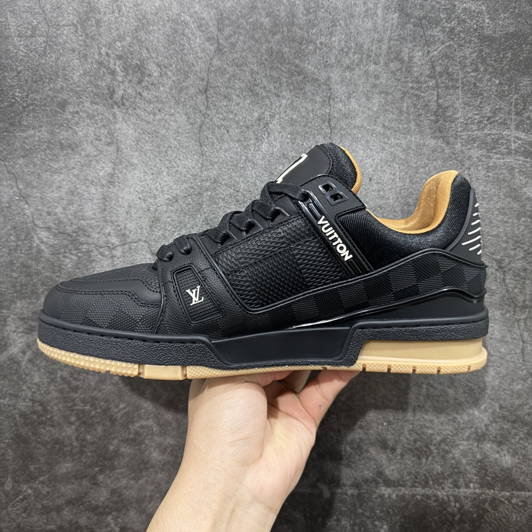 图片[2]-【佛山顶级超A版】Louis Vuitton LV Trainer系列 黑棕 黑色高周波 仓库现货 当天可取 私人订单 专柜混卖零售专供 所有配色均为购买原版复刻 整体版型 皮料 市场独一无二 后跟版型都可以自行对比[机智]吊打市场所有货 怒甩十条街，欢迎拿市场各大工厂的货来对比！ 鞋舌烫金超正 压印程度秒杀市面90%以上的高端货 新配色陆续开发出货 尺码：39-45-选品中心