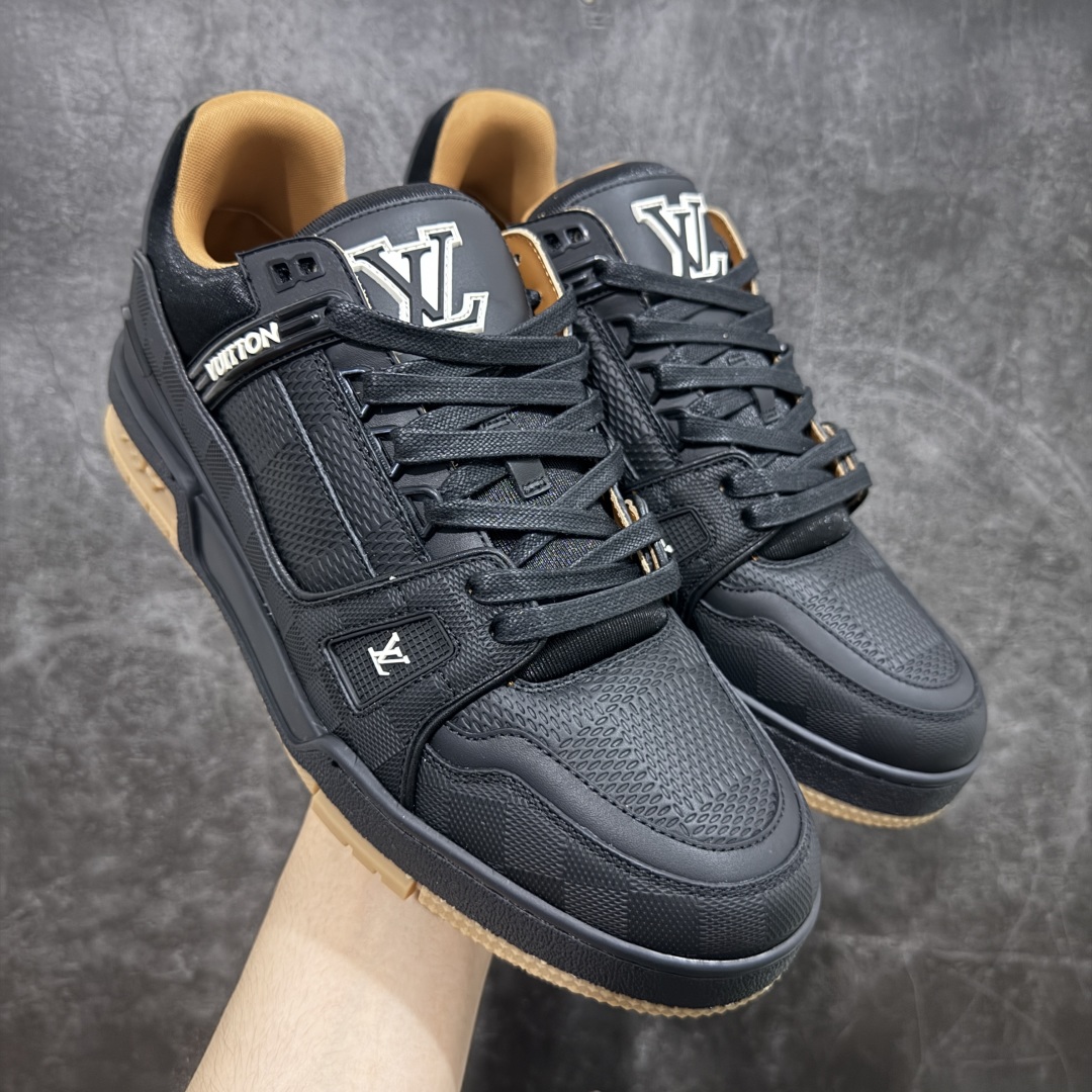 【佛山顶级超A版】Louis Vuitton LV Trainer系列 黑棕 黑色高周波 仓库现货 当天可取 私人订单 专柜混卖零售专供 所有配色均为购买原版复刻 整体版型 皮料 市场独一无二 后跟版型都可以自行对比[机智]吊打市场所有货 怒甩十条街，欢迎拿市场各大工厂的货来对比！ 鞋舌烫金超正 压印程度秒杀市面90%以上的高端货 新配色陆续开发出货 尺码：39-45-选品中心