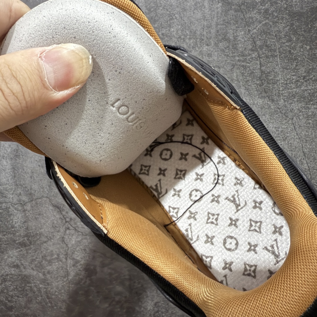 图片[8]-【佛山顶级超A版】Louis Vuitton LV Trainer系列 黑棕 黑色高周波 仓库现货 当天可取 私人订单 专柜混卖零售专供 所有配色均为购买原版复刻 整体版型 皮料 市场独一无二 后跟版型都可以自行对比[机智]吊打市场所有货 怒甩十条街，欢迎拿市场各大工厂的货来对比！ 鞋舌烫金超正 压印程度秒杀市面90%以上的高端货 新配色陆续开发出货 尺码：39-45-选品中心