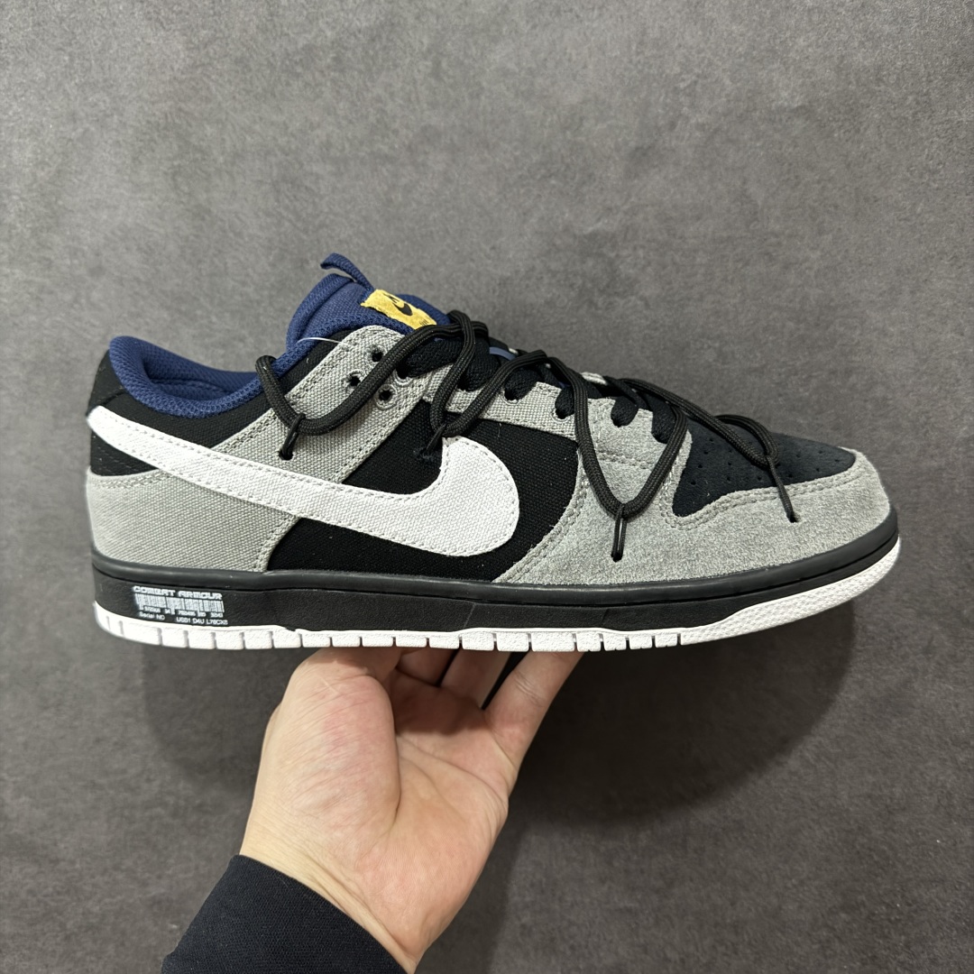【定制版】Nike Dunk SB 陨石 荒漠废土 灰黑 此款以简约大方的造型设计,给人以随性休闲的时尚格调,穿着舒适轻便,运动灵活自如,满足日常个性穿搭。 货号: DX6775-400 尺码: 36 36.5 37.5 38 38.5 39 40 40.5 41 42 42.5 43 44 44.5 45 46-选品中心