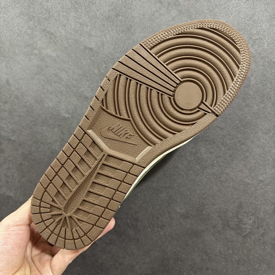 💰300 LY直供 OG版公司货
【乔1】Travis Scott x Fragment Design x  Air Jordan 1 Low OG SP AJ1 F乔1 低帮文化休闲板鞋 XD0798 303
#多方联名合作融合了Travis Scott 独特的音乐风格，藤原浩个性的设计风格以及Jordan品牌的经典元素 使其成为一双具有独特身份和价值的鞋子 清新而立体的外观加上联名标识更突出了其独特身份 这种配色方案显示出活力和时尚感 在视觉上引人注目  鞋身的质感和细腻的细节处理使其显得高端而格调十足  这款“倒钩”联名是设计与创意完美结合  融合多方的个性风格是一款备受瞩目的潮流鞋款
尺码：36 36.5 37.5 38 38.5 39 40 40.5 41 42 42.5 43 44 44.5 45
编码：QF310320