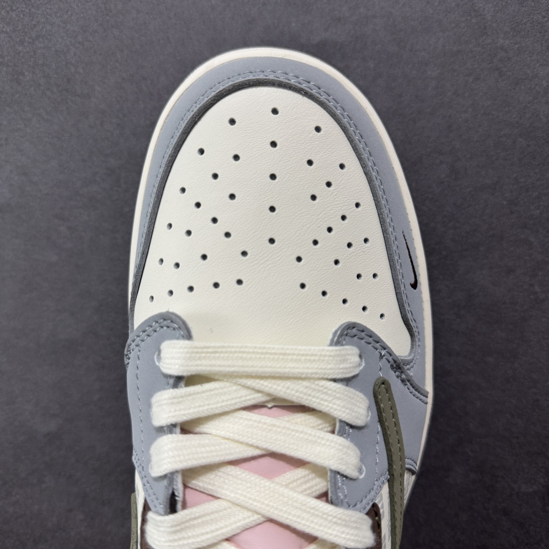 💰300 LY直供 OG版公司货
【乔1】Travis Scott x Fragment Design x  Air Jordan 1 Low OG SP AJ1 F乔1 低帮文化休闲板鞋 XD0798 303
#多方联名合作融合了Travis Scott 独特的音乐风格，藤原浩个性的设计风格以及Jordan品牌的经典元素 使其成为一双具有独特身份和价值的鞋子 清新而立体的外观加上联名标识更突出了其独特身份 这种配色方案显示出活力和时尚感 在视觉上引人注目  鞋身的质感和细腻的细节处理使其显得高端而格调十足  这款“倒钩”联名是设计与创意完美结合  融合多方的个性风格是一款备受瞩目的潮流鞋款
尺码：36 36.5 37.5 38 38.5 39 40 40.5 41 42 42.5 43 44 44.5 45
编码：QF310320