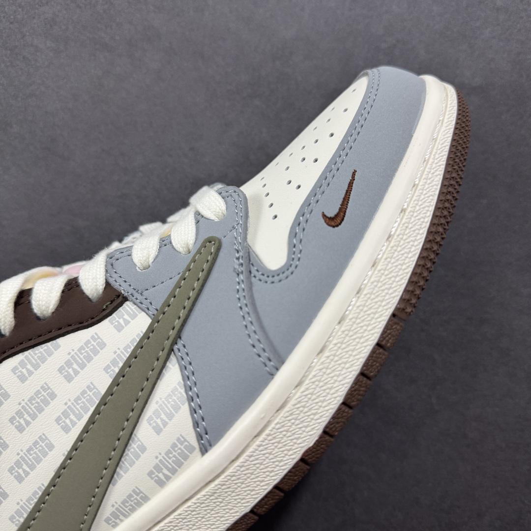 💰300 LY直供 OG版公司货
【乔1】Travis Scott x Fragment Design x  Air Jordan 1 Low OG SP AJ1 F乔1 低帮文化休闲板鞋 XD0798 303
#多方联名合作融合了Travis Scott 独特的音乐风格，藤原浩个性的设计风格以及Jordan品牌的经典元素 使其成为一双具有独特身份和价值的鞋子 清新而立体的外观加上联名标识更突出了其独特身份 这种配色方案显示出活力和时尚感 在视觉上引人注目  鞋身的质感和细腻的细节处理使其显得高端而格调十足  这款“倒钩”联名是设计与创意完美结合  融合多方的个性风格是一款备受瞩目的潮流鞋款
尺码：36 36.5 37.5 38 38.5 39 40 40.5 41 42 42.5 43 44 44.5 45
编码：QF310320