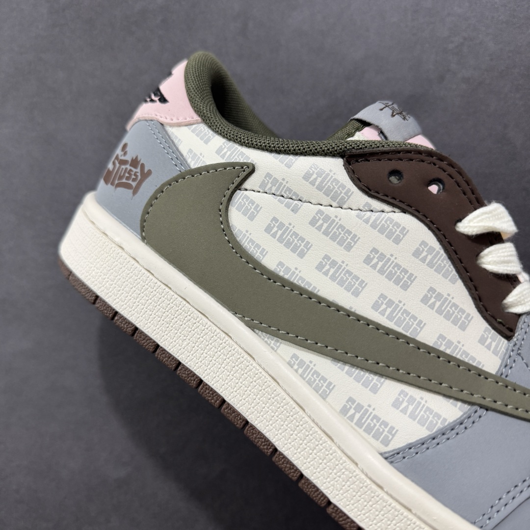 💰300 LY直供 OG版公司货
【乔1】Travis Scott x Fragment Design x  Air Jordan 1 Low OG SP AJ1 F乔1 低帮文化休闲板鞋 XD0798 303
#多方联名合作融合了Travis Scott 独特的音乐风格，藤原浩个性的设计风格以及Jordan品牌的经典元素 使其成为一双具有独特身份和价值的鞋子 清新而立体的外观加上联名标识更突出了其独特身份 这种配色方案显示出活力和时尚感 在视觉上引人注目  鞋身的质感和细腻的细节处理使其显得高端而格调十足  这款“倒钩”联名是设计与创意完美结合  融合多方的个性风格是一款备受瞩目的潮流鞋款
尺码：36 36.5 37.5 38 38.5 39 40 40.5 41 42 42.5 43 44 44.5 45
编码：QF310320