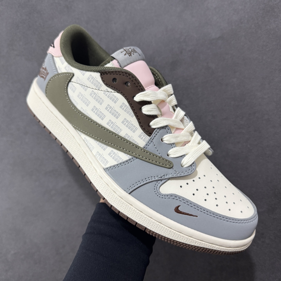 💰300 LY直供 OG版公司货
【乔1】Travis Scott x Fragment Design x  Air Jordan 1 Low OG SP AJ1 F乔1 低帮文化休闲板鞋 XD0798 303
#多方联名合作融合了Travis Scott 独特的音乐风格，藤原浩个性的设计风格以及Jordan品牌的经典元素 使其成为一双具有独特身份和价值的鞋子 清新而立体的外观加上联名标识更突出了其独特身份 这种配色方案显示出活力和时尚感 在视觉上引人注目  鞋身的质感和细腻的细节处理使其显得高端而格调十足  这款“倒钩”联名是设计与创意完美结合  融合多方的个性风格是一款备受瞩目的潮流鞋款
尺码：36 36.5 37.5 38 38.5 39 40 40.5 41 42 42.5 43 44 44.5 45
编码：QF310320