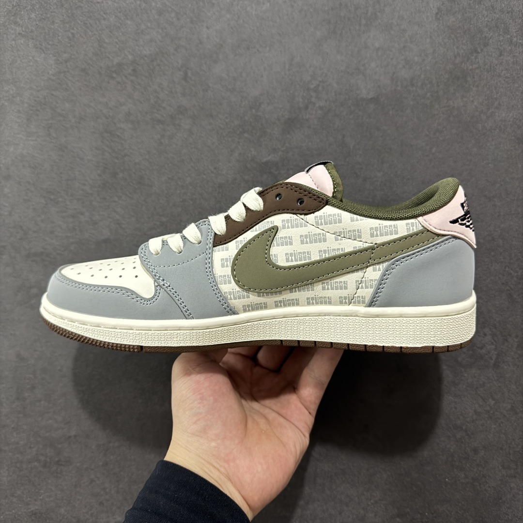 💰300 LY直供 OG版公司货
【乔1】Travis Scott x Fragment Design x  Air Jordan 1 Low OG SP AJ1 F乔1 低帮文化休闲板鞋 XD0798 303
#多方联名合作融合了Travis Scott 独特的音乐风格，藤原浩个性的设计风格以及Jordan品牌的经典元素 使其成为一双具有独特身份和价值的鞋子 清新而立体的外观加上联名标识更突出了其独特身份 这种配色方案显示出活力和时尚感 在视觉上引人注目  鞋身的质感和细腻的细节处理使其显得高端而格调十足  这款“倒钩”联名是设计与创意完美结合  融合多方的个性风格是一款备受瞩目的潮流鞋款
尺码：36 36.5 37.5 38 38.5 39 40 40.5 41 42 42.5 43 44 44.5 45
编码：QF310320