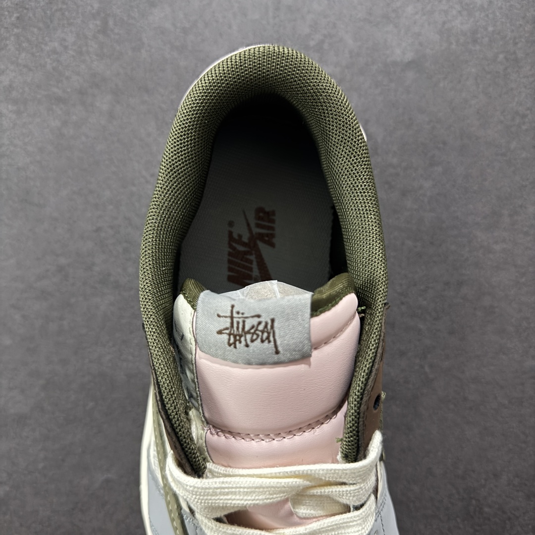 💰300 LY直供 OG版公司货
【乔1】Travis Scott x Fragment Design x  Air Jordan 1 Low OG SP AJ1 F乔1 低帮文化休闲板鞋 XD0798 303
#多方联名合作融合了Travis Scott 独特的音乐风格，藤原浩个性的设计风格以及Jordan品牌的经典元素 使其成为一双具有独特身份和价值的鞋子 清新而立体的外观加上联名标识更突出了其独特身份 这种配色方案显示出活力和时尚感 在视觉上引人注目  鞋身的质感和细腻的细节处理使其显得高端而格调十足  这款“倒钩”联名是设计与创意完美结合  融合多方的个性风格是一款备受瞩目的潮流鞋款
尺码：36 36.5 37.5 38 38.5 39 40 40.5 41 42 42.5 43 44 44.5 45
编码：QF310320