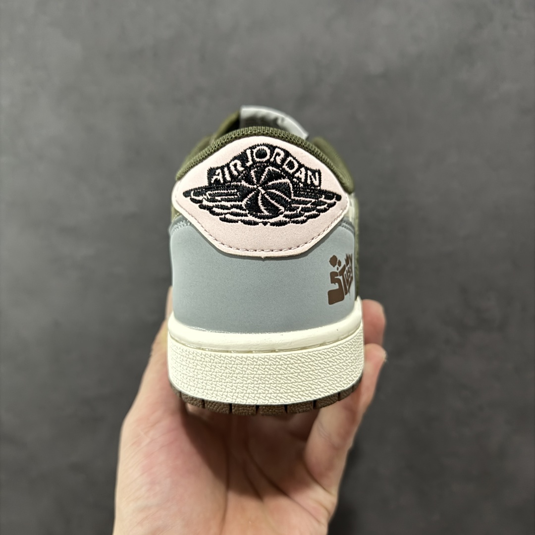 💰300 LY直供 OG版公司货
【乔1】Travis Scott x Fragment Design x  Air Jordan 1 Low OG SP AJ1 F乔1 低帮文化休闲板鞋 XD0798 303
#多方联名合作融合了Travis Scott 独特的音乐风格，藤原浩个性的设计风格以及Jordan品牌的经典元素 使其成为一双具有独特身份和价值的鞋子 清新而立体的外观加上联名标识更突出了其独特身份 这种配色方案显示出活力和时尚感 在视觉上引人注目  鞋身的质感和细腻的细节处理使其显得高端而格调十足  这款“倒钩”联名是设计与创意完美结合  融合多方的个性风格是一款备受瞩目的潮流鞋款
尺码：36 36.5 37.5 38 38.5 39 40 40.5 41 42 42.5 43 44 44.5 45
编码：QF310320