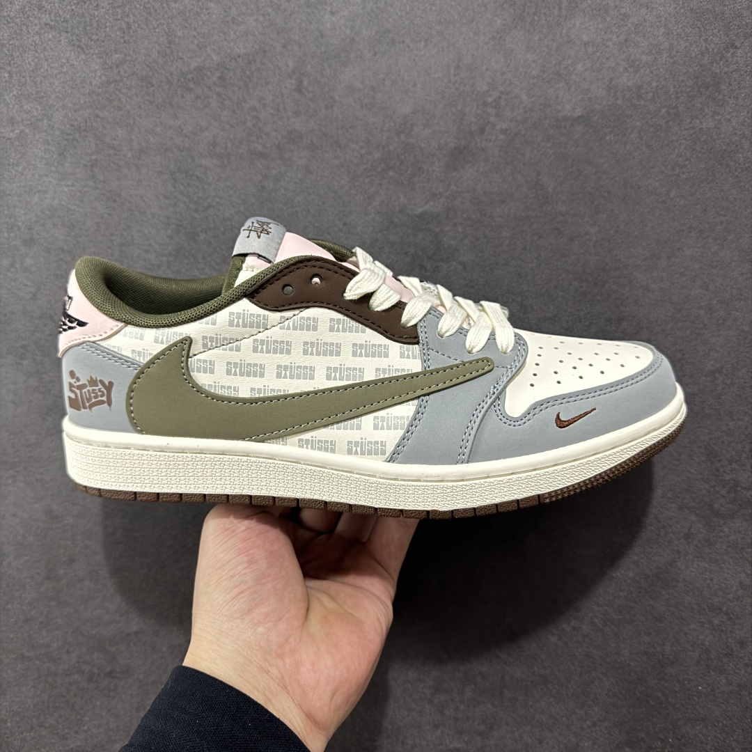 💰300 LY直供 OG版公司货
【乔1】Travis Scott x Fragment Design x  Air Jordan 1 Low OG SP AJ1 F乔1 低帮文化休闲板鞋 XD0798 303
#多方联名合作融合了Travis Scott 独特的音乐风格，藤原浩个性的设计风格以及Jordan品牌的经典元素 使其成为一双具有独特身份和价值的鞋子 清新而立体的外观加上联名标识更突出了其独特身份 这种配色方案显示出活力和时尚感 在视觉上引人注目  鞋身的质感和细腻的细节处理使其显得高端而格调十足  这款“倒钩”联名是设计与创意完美结合  融合多方的个性风格是一款备受瞩目的潮流鞋款
尺码：36 36.5 37.5 38 38.5 39 40 40.5 41 42 42.5 43 44 44.5 45
编码：QF310320