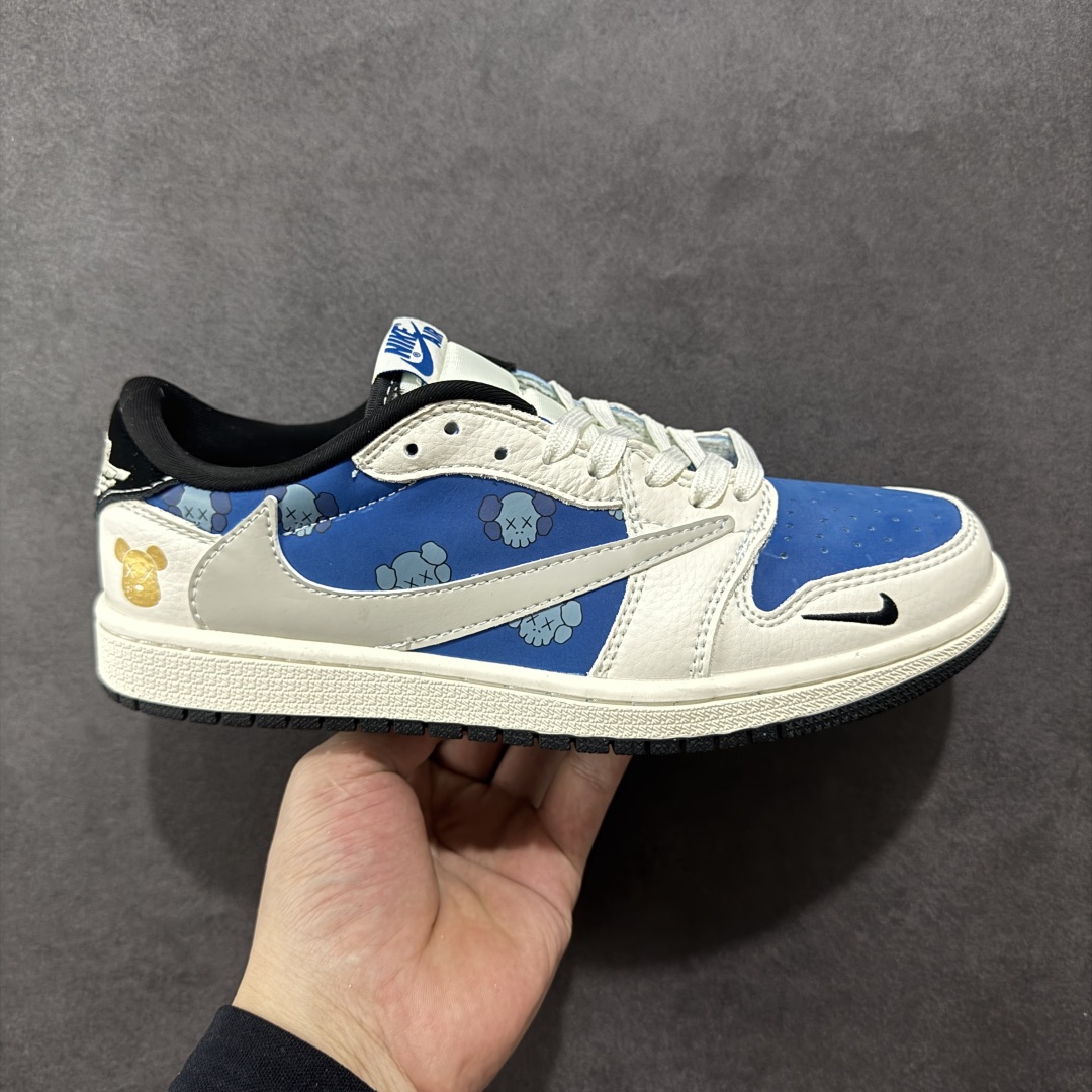 💰300 LY直供 OG版公司货
【乔1】Travis Scott x Fragment Design x Air Jordan 1 Low OG SP AJ1 乔1 暴力熊联名 灰蓝卡通 低帮文化休闲板鞋 XS2024-053
#多方联名合作融合了Travis Scott 独特的音乐风格,藤原浩个性的设计风格以及Jordan品牌的经典元素 使其成为一双具有独特身份和价值的鞋子 清新而立体的外观加上联名标识更突出了其独特身份 这种配色方案显示出活力和时尚感 在视觉上引人注目 鞋身的质感和细腻的细节处理使其显得高端而格调十足 这款“倒钩”联名是设计与创意完美结合 融合多方的个性风格是一款备受瞩目的潮流鞋款
尺码:36 36.5 37.5 38 38.5 39 40 40.5 41 42 42.5 43 44 44.5 45
编码:HXS330340