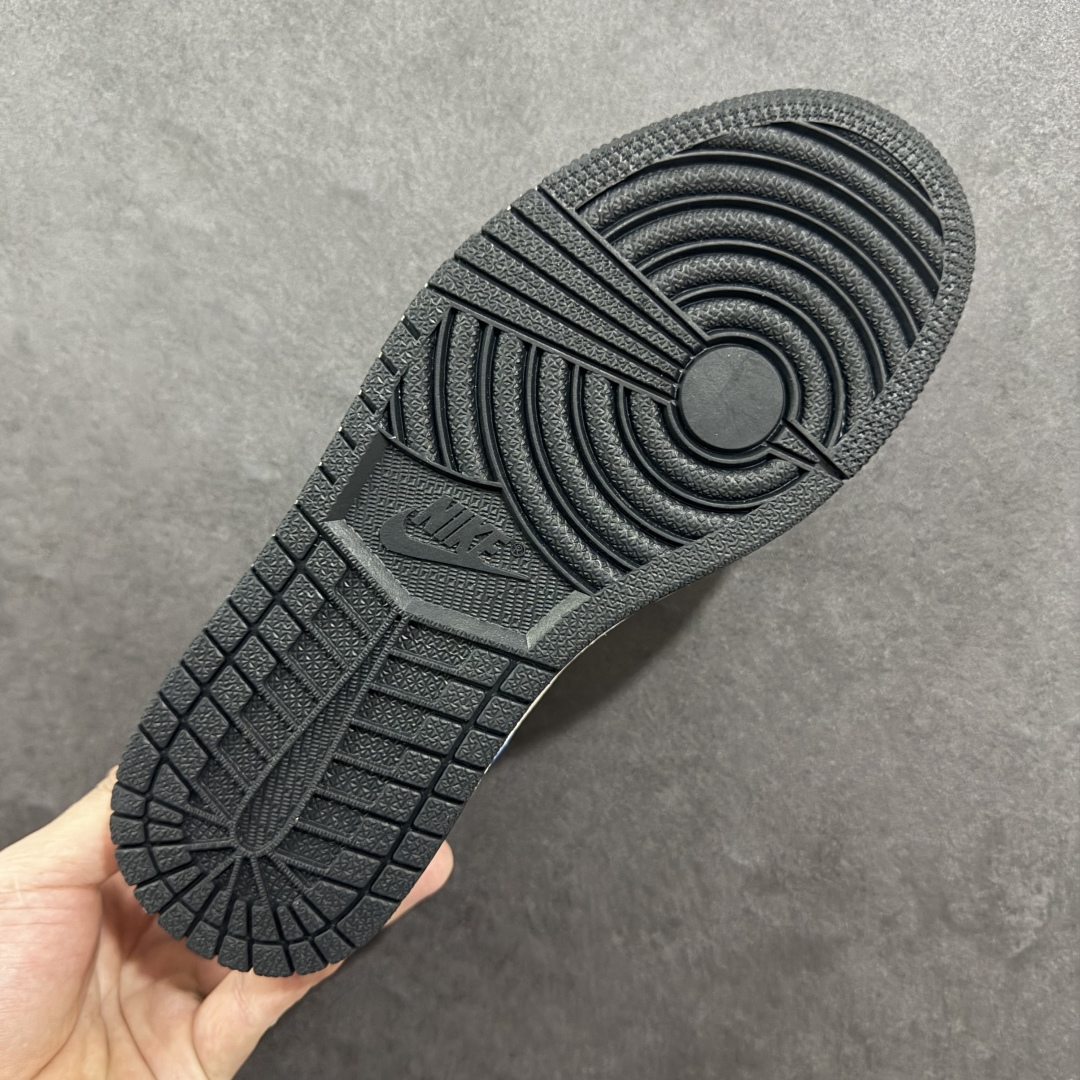 💰300 LY直供 OG版公司货
【乔1】Travis Scott x Fragment Design x Air Jordan 1 Low OG SP AJ1 乔1 暴力熊联名 灰蓝卡通 低帮文化休闲板鞋 XS2024-053
#多方联名合作融合了Travis Scott 独特的音乐风格,藤原浩个性的设计风格以及Jordan品牌的经典元素 使其成为一双具有独特身份和价值的鞋子 清新而立体的外观加上联名标识更突出了其独特身份 这种配色方案显示出活力和时尚感 在视觉上引人注目 鞋身的质感和细腻的细节处理使其显得高端而格调十足 这款“倒钩”联名是设计与创意完美结合 融合多方的个性风格是一款备受瞩目的潮流鞋款
尺码:36 36.5 37.5 38 38.5 39 40 40.5 41 42 42.5 43 44 44.5 45
编码:HXS330340
