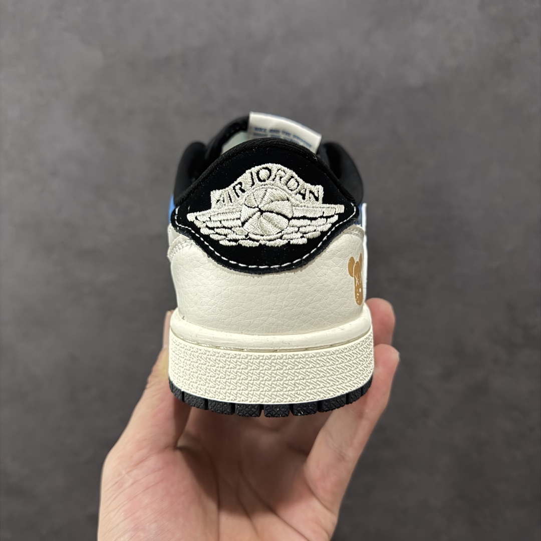💰300 LY直供 OG版公司货
【乔1】Travis Scott x Fragment Design x Air Jordan 1 Low OG SP AJ1 乔1 暴力熊联名 灰蓝卡通 低帮文化休闲板鞋 XS2024-053
#多方联名合作融合了Travis Scott 独特的音乐风格,藤原浩个性的设计风格以及Jordan品牌的经典元素 使其成为一双具有独特身份和价值的鞋子 清新而立体的外观加上联名标识更突出了其独特身份 这种配色方案显示出活力和时尚感 在视觉上引人注目 鞋身的质感和细腻的细节处理使其显得高端而格调十足 这款“倒钩”联名是设计与创意完美结合 融合多方的个性风格是一款备受瞩目的潮流鞋款
尺码:36 36.5 37.5 38 38.5 39 40 40.5 41 42 42.5 43 44 44.5 45
编码:HXS330340