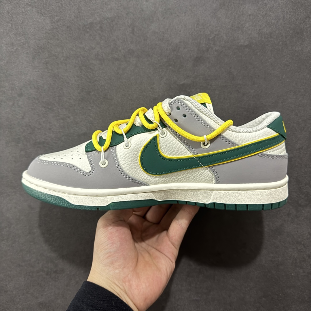 图片[2]-【定制版】Nike SB Dunk Low x Stussy 灰白小勾绑带 纯原大厂出品 极力推荐 原装头层材料 独家版型蒸餾加工 帶來的是更好的视觉和脚感体验 大厂纯原品质出货 清洁度 电绣工艺 皮料切割干净无任何毛边 细节完美 货号：FX1588 402 尺码：36 36.5 37.5 38 38.5 39 40 40.5 41 42 42.5 43 44 44.5 45-选品中心