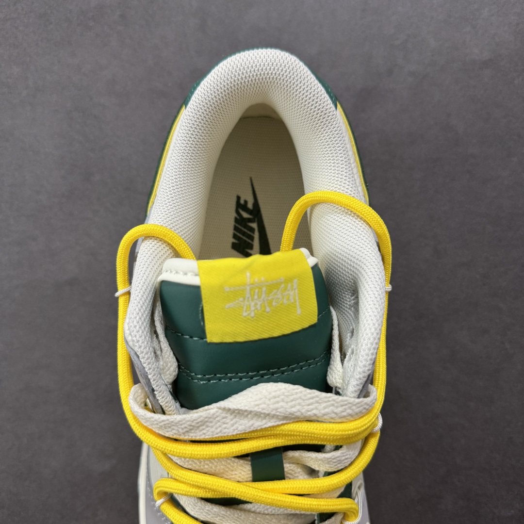 图片[7]-【定制版】Nike SB Dunk Low x Stussy 灰白小勾绑带 纯原大厂出品 极力推荐 原装头层材料 独家版型蒸餾加工 帶來的是更好的视觉和脚感体验 大厂纯原品质出货 清洁度 电绣工艺 皮料切割干净无任何毛边 细节完美 货号：FX1588 402 尺码：36 36.5 37.5 38 38.5 39 40 40.5 41 42 42.5 43 44 44.5 45-选品中心