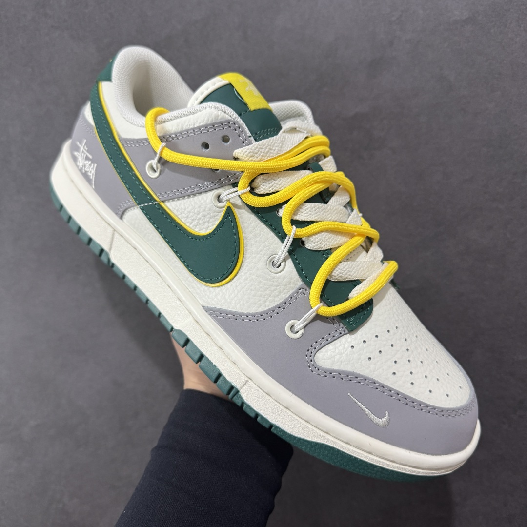 图片[3]-【定制版】Nike SB Dunk Low x Stussy 灰白小勾绑带 纯原大厂出品 极力推荐 原装头层材料 独家版型蒸餾加工 帶來的是更好的视觉和脚感体验 大厂纯原品质出货 清洁度 电绣工艺 皮料切割干净无任何毛边 细节完美 货号：FX1588 402 尺码：36 36.5 37.5 38 38.5 39 40 40.5 41 42 42.5 43 44 44.5 45-选品中心