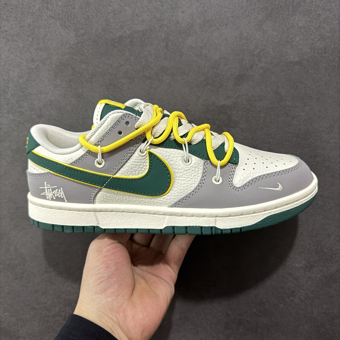 【定制版】Nike SB Dunk Low x Stussy 灰白小勾绑带 纯原大厂出品 极力推荐 原装头层材料 独家版型蒸餾加工 帶來的是更好的视觉和脚感体验 大厂纯原品质出货 清洁度 电绣工艺 皮料切割干净无任何毛边 细节完美 货号:FX1588 402 尺码:36 36.5 37.5 38 38.5 39 40 40.5 41 42 42.5 43 44 44.5 45-选品中心