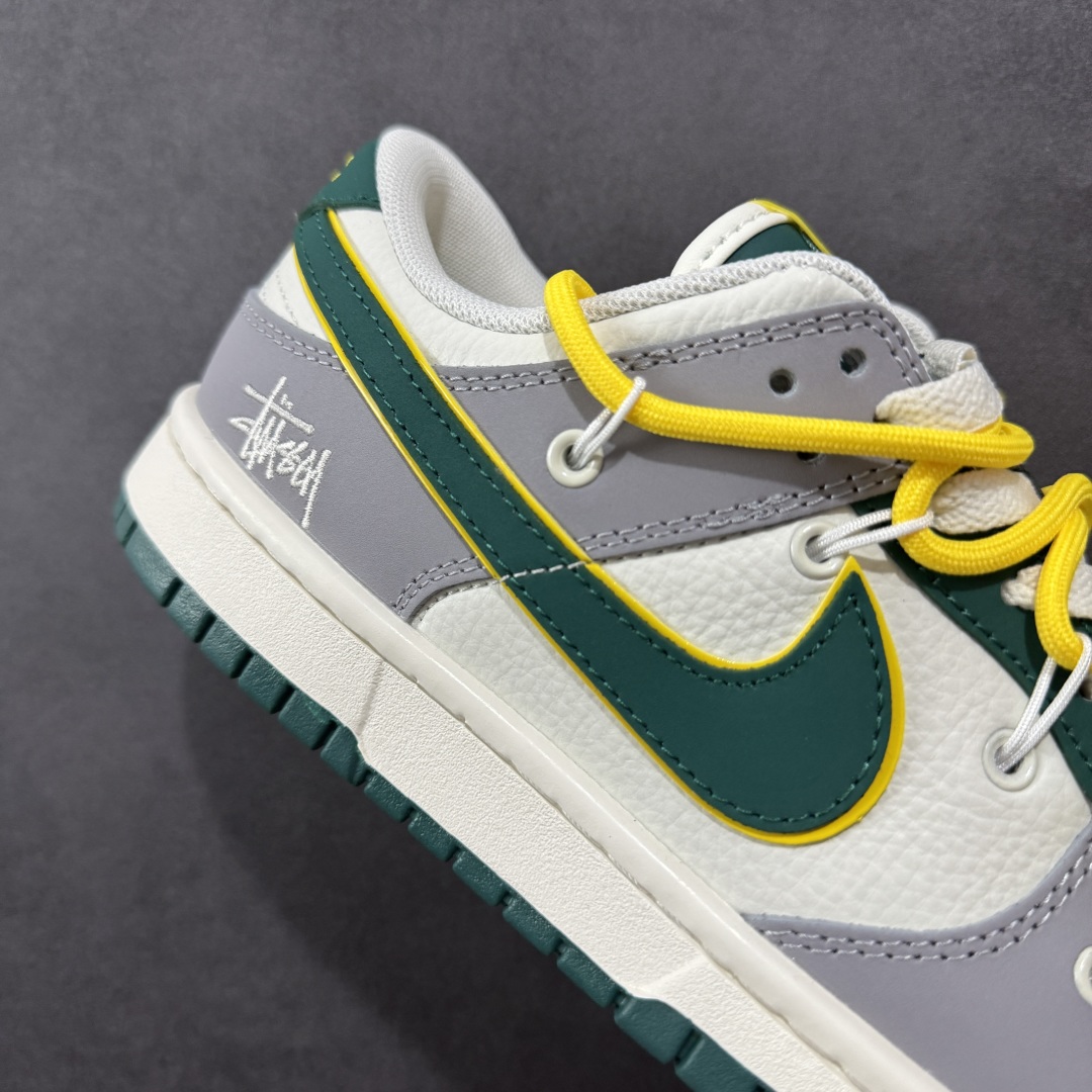 图片[6]-【定制版】Nike SB Dunk Low x Stussy 灰白小勾绑带 纯原大厂出品 极力推荐 原装头层材料 独家版型蒸餾加工 帶來的是更好的视觉和脚感体验 大厂纯原品质出货 清洁度 电绣工艺 皮料切割干净无任何毛边 细节完美 货号：FX1588 402 尺码：36 36.5 37.5 38 38.5 39 40 40.5 41 42 42.5 43 44 44.5 45-选品中心