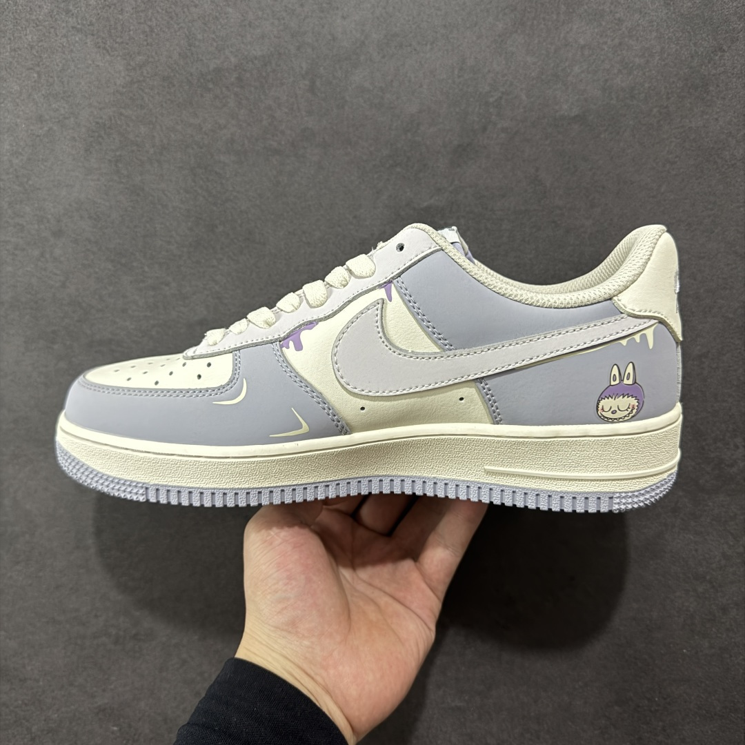 图片[2]-【定制版】Nike Air Force 1\’07 Low 拉布布紫 空军一号低帮休闲运动板鞋 DB3301-221  #拉布布是一个充满魅力的小精灵。它有着色彩斑斓的身体，像是从梦幻世界中走出来的一样。它的眼睛如同璀璨的宝石，闪烁着神秘的光芒。  尺码：36 36.5 37.5 38 38.5 39 40 40.5 41 42 42.5 43 44 44.5 45-选品中心