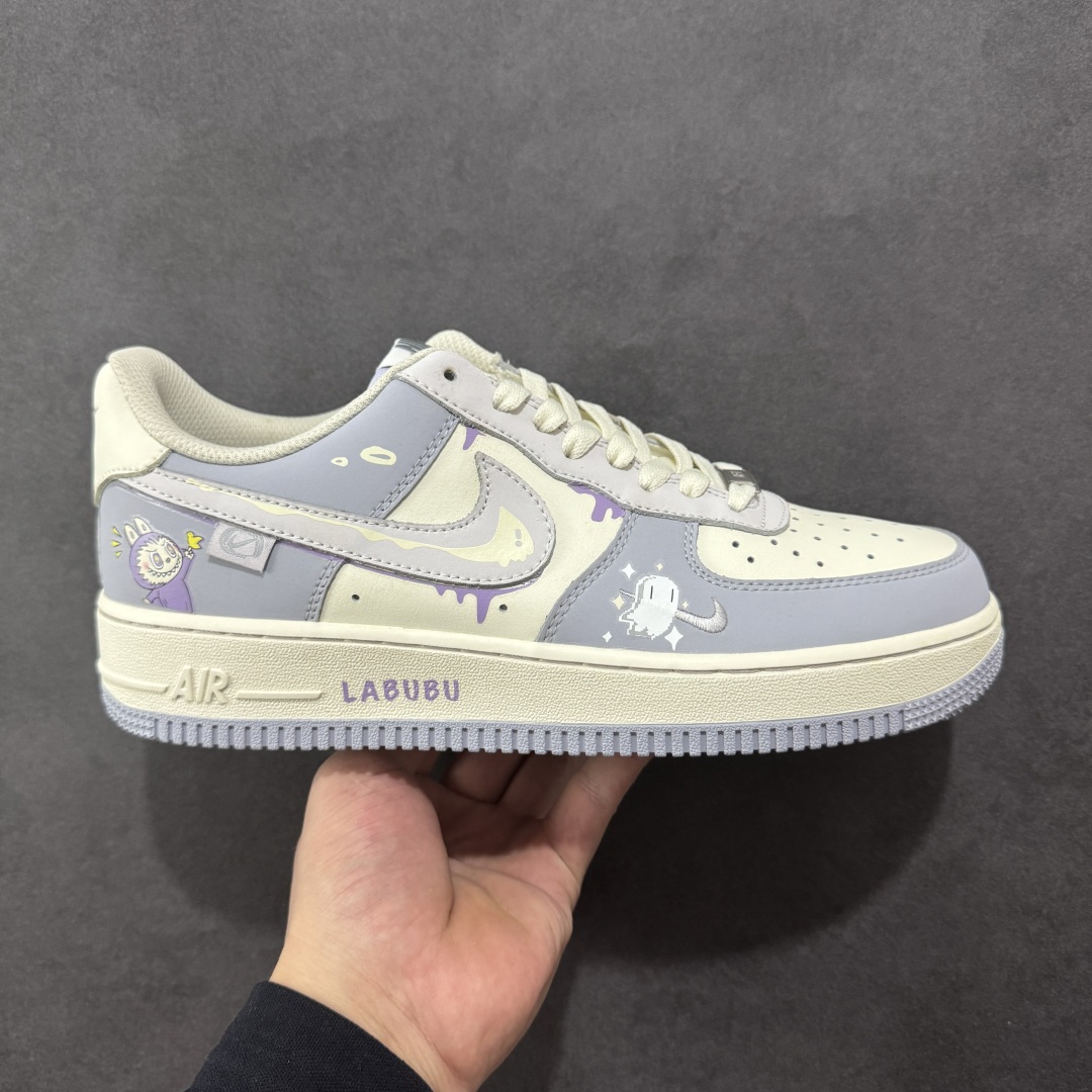 【定制版】Nike Air Force 1\'07 Low 拉布布紫 空军一号低帮休闲运动板鞋 DB3301-221  #拉布布是一个充满魅力的小精灵。它有着色彩斑斓的身体，像是从梦幻世界中走出来的一样。它的眼睛如同璀璨的宝石，闪烁着神秘的光芒。  尺码：36 36.5 37.5 38 38.5 39 40 40.5 41 42 42.5 43 44 44.5 45-选品中心