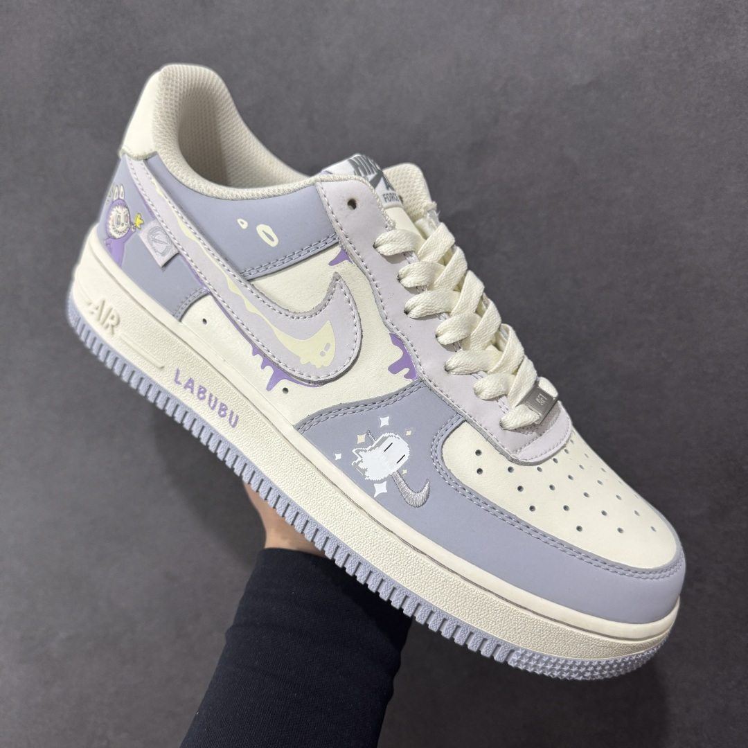 图片[3]-【定制版】Nike Air Force 1\’07 Low 拉布布紫 空军一号低帮休闲运动板鞋 DB3301-221  #拉布布是一个充满魅力的小精灵。它有着色彩斑斓的身体，像是从梦幻世界中走出来的一样。它的眼睛如同璀璨的宝石，闪烁着神秘的光芒。  尺码：36 36.5 37.5 38 38.5 39 40 40.5 41 42 42.5 43 44 44.5 45-选品中心