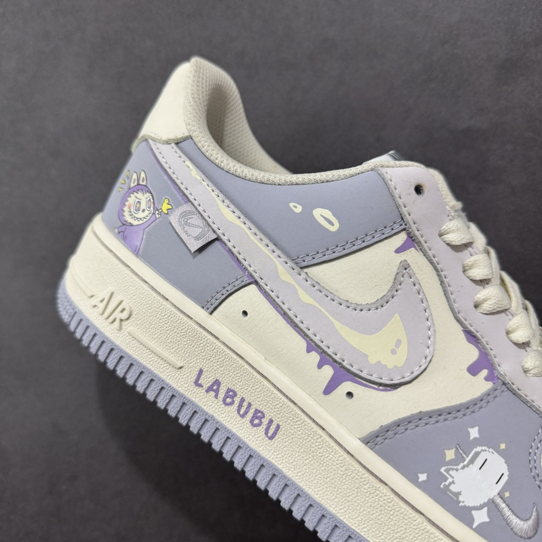 图片[6]-【定制版】Nike Air Force 1\’07 Low 拉布布紫 空军一号低帮休闲运动板鞋 DB3301-221  #拉布布是一个充满魅力的小精灵。它有着色彩斑斓的身体，像是从梦幻世界中走出来的一样。它的眼睛如同璀璨的宝石，闪烁着神秘的光芒。  尺码：36 36.5 37.5 38 38.5 39 40 40.5 41 42 42.5 43 44 44.5 45-选品中心