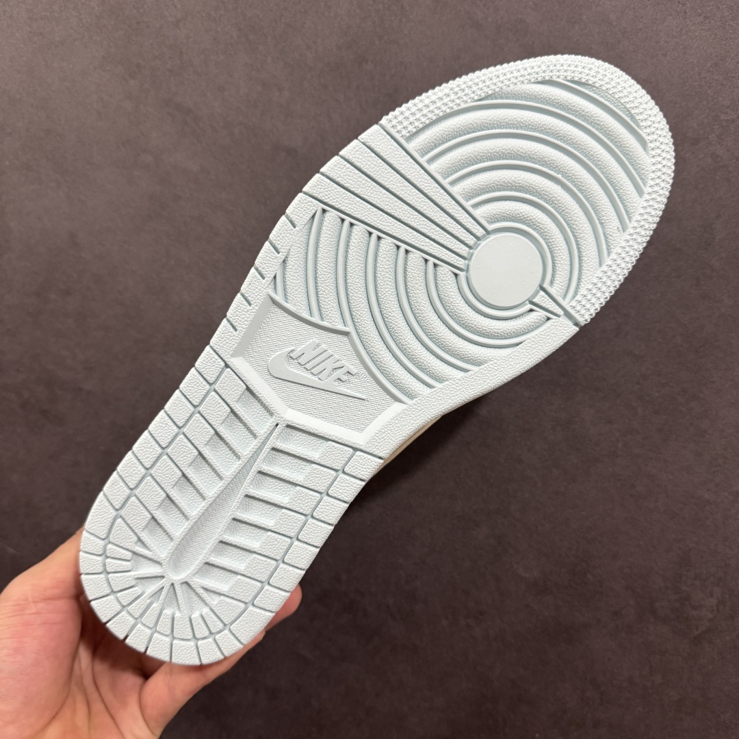 图片[9]-【定制版】Travis Scott x Fragment Design x Air Jordan 1 Low OG SP AJ1 乔1 LV联名 烟花浅蓝 低帮文化休闲板鞋 XS7089-613  #多方联名合作融合了Travis Scott 独特的音乐风格，藤原浩个性的设计风格以及Jordan品牌的经典元素 使其成为一双具有独特身份和价值的鞋子 清新而立体的外观加上联名标识更突出了其独特身份 这种配色方案显示出活力和时尚感 在视觉上引人注目 鞋身的质感和细腻的细节处理使其显得高端而格调十足 这款“倒钩”联名是设计与创意完美结合 融合多方的个性风格是一款备受瞩目的潮流鞋款  尺码：36 36.5 37.5 38 38.5 39 40 40.5 41 42 42.5 43 44 44.5 45-选品中心