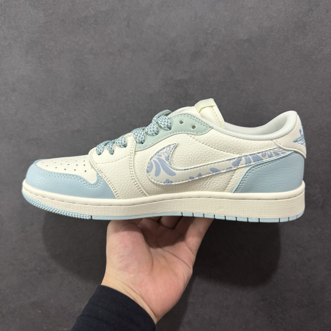 图片[2]-【定制版】Travis Scott x Fragment Design x Air Jordan 1 Low OG SP AJ1 乔1 LV联名 烟花浅蓝 低帮文化休闲板鞋 XS7089-613  #多方联名合作融合了Travis Scott 独特的音乐风格，藤原浩个性的设计风格以及Jordan品牌的经典元素 使其成为一双具有独特身份和价值的鞋子 清新而立体的外观加上联名标识更突出了其独特身份 这种配色方案显示出活力和时尚感 在视觉上引人注目 鞋身的质感和细腻的细节处理使其显得高端而格调十足 这款“倒钩”联名是设计与创意完美结合 融合多方的个性风格是一款备受瞩目的潮流鞋款  尺码：36 36.5 37.5 38 38.5 39 40 40.5 41 42 42.5 43 44 44.5 45-选品中心