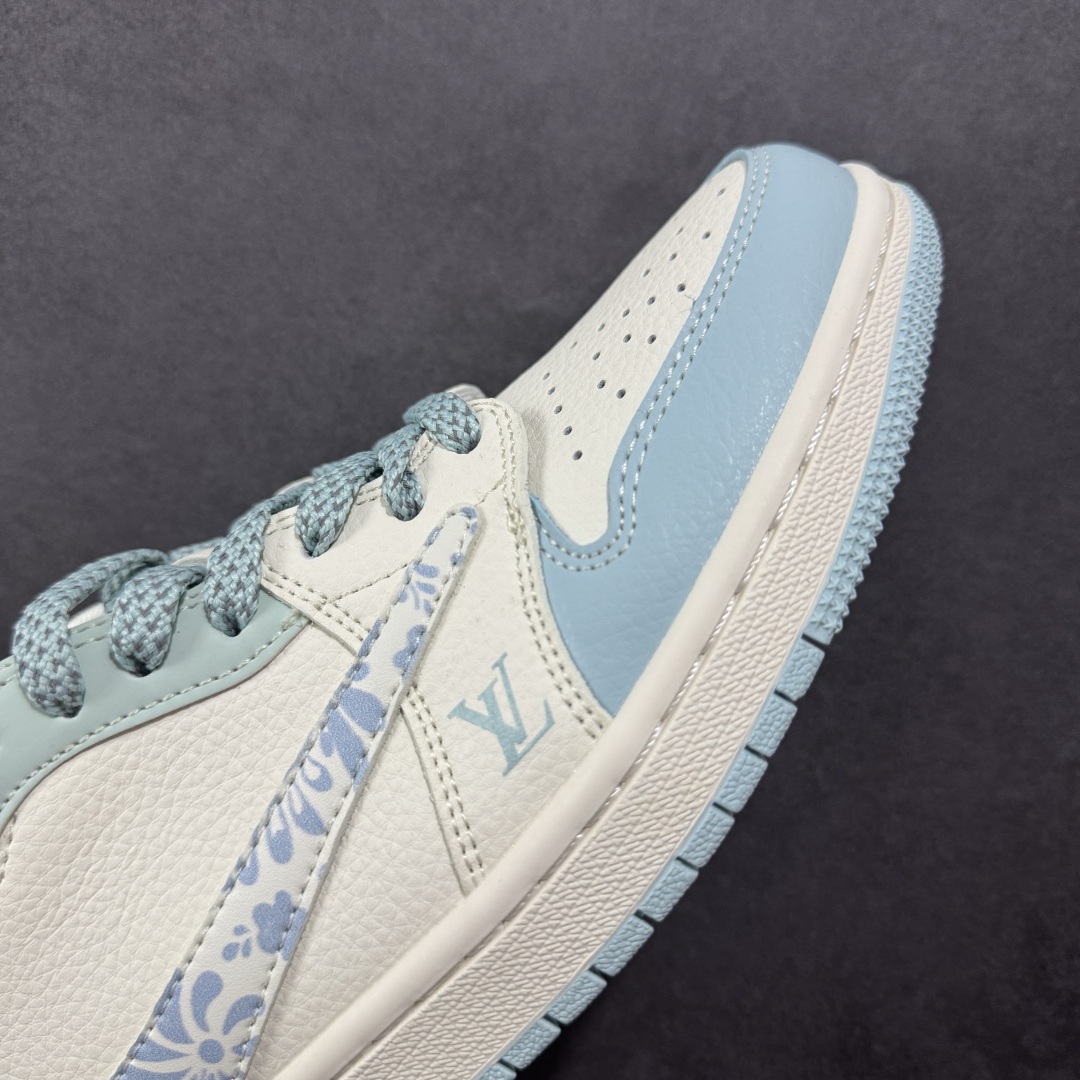 图片[5]-【定制版】Travis Scott x Fragment Design x Air Jordan 1 Low OG SP AJ1 乔1 LV联名 烟花浅蓝 低帮文化休闲板鞋 XS7089-613  #多方联名合作融合了Travis Scott 独特的音乐风格，藤原浩个性的设计风格以及Jordan品牌的经典元素 使其成为一双具有独特身份和价值的鞋子 清新而立体的外观加上联名标识更突出了其独特身份 这种配色方案显示出活力和时尚感 在视觉上引人注目 鞋身的质感和细腻的细节处理使其显得高端而格调十足 这款“倒钩”联名是设计与创意完美结合 融合多方的个性风格是一款备受瞩目的潮流鞋款  尺码：36 36.5 37.5 38 38.5 39 40 40.5 41 42 42.5 43 44 44.5 45-选品中心