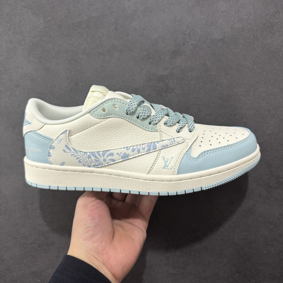 【定制版】Travis Scott x Fragment Design x Air Jordan 1 Low OG SP AJ1 乔1 LV联名 烟花浅蓝 低帮文化休闲板鞋 XS7089-613  #多方联名合作融合了Travis Scott 独特的音乐风格，藤原浩个性的设计风格以及Jordan品牌的经典元素 使其成为一双具有独特身份和价值的鞋子 清新而立体的外观加上联名标识更突出了其独特身份 这种配色方案显示出活力和时尚感 在视觉上引人注目 鞋身的质感和细腻的细节处理使其显得高端而格调十足 这款“倒钩”联名是设计与创意完美结合 融合多方的个性风格是一款备受瞩目的潮流鞋款  尺码：36 36.5 37.5 38 38.5 39 40 40.5 41 42 42.5 43 44 44.5 45-选品中心