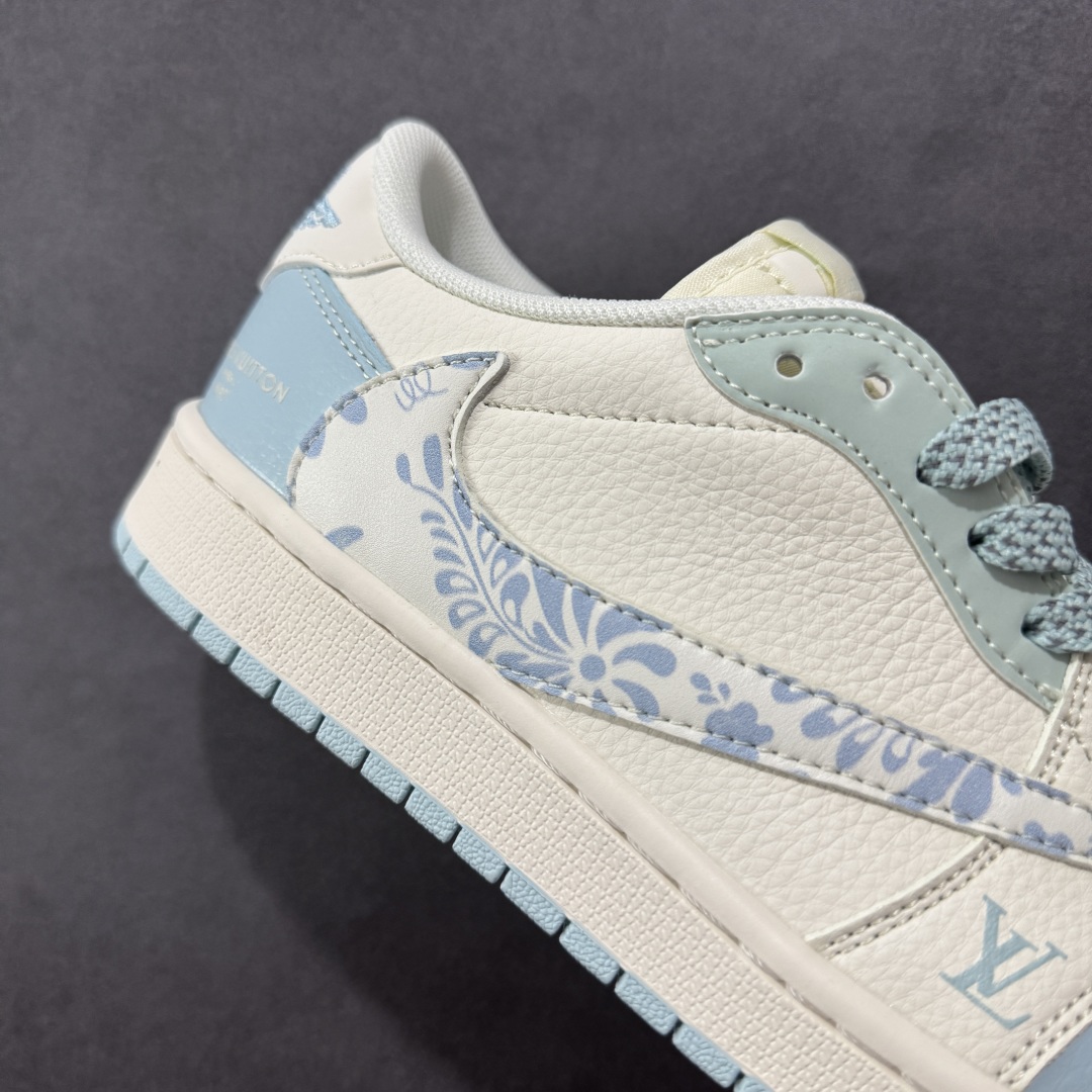 图片[6]-【定制版】Travis Scott x Fragment Design x Air Jordan 1 Low OG SP AJ1 乔1 LV联名 烟花浅蓝 低帮文化休闲板鞋 XS7089-613  #多方联名合作融合了Travis Scott 独特的音乐风格，藤原浩个性的设计风格以及Jordan品牌的经典元素 使其成为一双具有独特身份和价值的鞋子 清新而立体的外观加上联名标识更突出了其独特身份 这种配色方案显示出活力和时尚感 在视觉上引人注目 鞋身的质感和细腻的细节处理使其显得高端而格调十足 这款“倒钩”联名是设计与创意完美结合 融合多方的个性风格是一款备受瞩目的潮流鞋款  尺码：36 36.5 37.5 38 38.5 39 40 40.5 41 42 42.5 43 44 44.5 45-选品中心