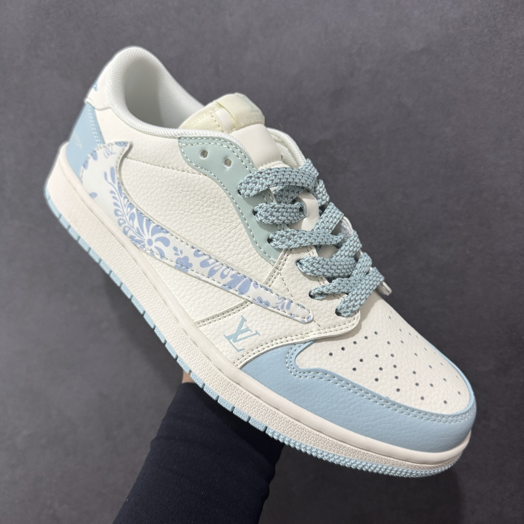 图片[3]-【定制版】Travis Scott x Fragment Design x Air Jordan 1 Low OG SP AJ1 乔1 LV联名 烟花浅蓝 低帮文化休闲板鞋 XS7089-613  #多方联名合作融合了Travis Scott 独特的音乐风格，藤原浩个性的设计风格以及Jordan品牌的经典元素 使其成为一双具有独特身份和价值的鞋子 清新而立体的外观加上联名标识更突出了其独特身份 这种配色方案显示出活力和时尚感 在视觉上引人注目 鞋身的质感和细腻的细节处理使其显得高端而格调十足 这款“倒钩”联名是设计与创意完美结合 融合多方的个性风格是一款备受瞩目的潮流鞋款  尺码：36 36.5 37.5 38 38.5 39 40 40.5 41 42 42.5 43 44 44.5 45-选品中心