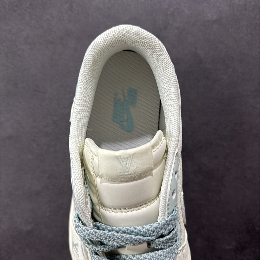 图片[7]-【定制版】Travis Scott x Fragment Design x Air Jordan 1 Low OG SP AJ1 乔1 LV联名 烟花浅蓝 低帮文化休闲板鞋 XS7089-613  #多方联名合作融合了Travis Scott 独特的音乐风格，藤原浩个性的设计风格以及Jordan品牌的经典元素 使其成为一双具有独特身份和价值的鞋子 清新而立体的外观加上联名标识更突出了其独特身份 这种配色方案显示出活力和时尚感 在视觉上引人注目 鞋身的质感和细腻的细节处理使其显得高端而格调十足 这款“倒钩”联名是设计与创意完美结合 融合多方的个性风格是一款备受瞩目的潮流鞋款  尺码：36 36.5 37.5 38 38.5 39 40 40.5 41 42 42.5 43 44 44.5 45-选品中心