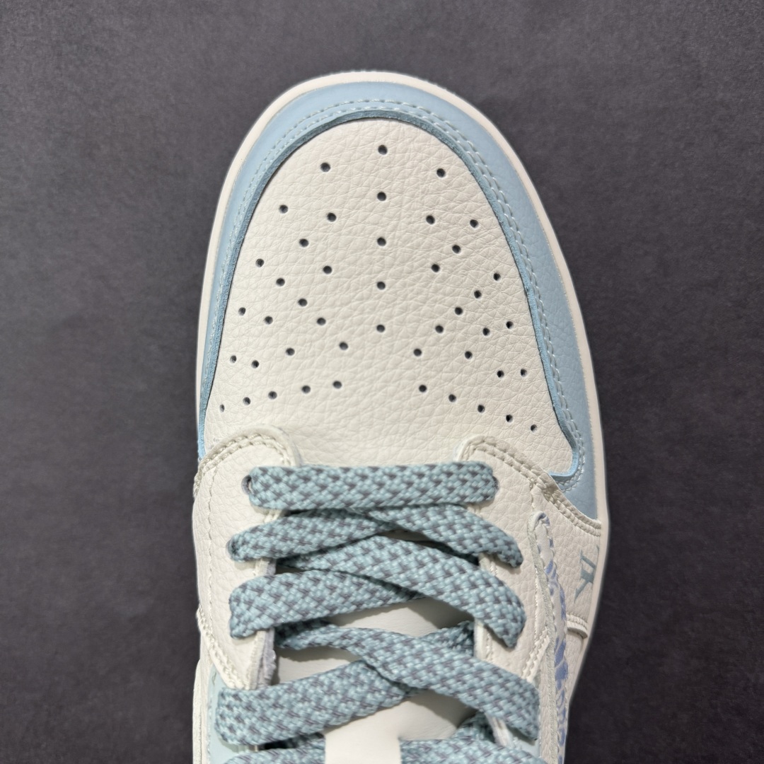 图片[8]-【定制版】Travis Scott x Fragment Design x Air Jordan 1 Low OG SP AJ1 乔1 LV联名 烟花浅蓝 低帮文化休闲板鞋 XS7089-613  #多方联名合作融合了Travis Scott 独特的音乐风格，藤原浩个性的设计风格以及Jordan品牌的经典元素 使其成为一双具有独特身份和价值的鞋子 清新而立体的外观加上联名标识更突出了其独特身份 这种配色方案显示出活力和时尚感 在视觉上引人注目 鞋身的质感和细腻的细节处理使其显得高端而格调十足 这款“倒钩”联名是设计与创意完美结合 融合多方的个性风格是一款备受瞩目的潮流鞋款  尺码：36 36.5 37.5 38 38.5 39 40 40.5 41 42 42.5 43 44 44.5 45-选品中心
