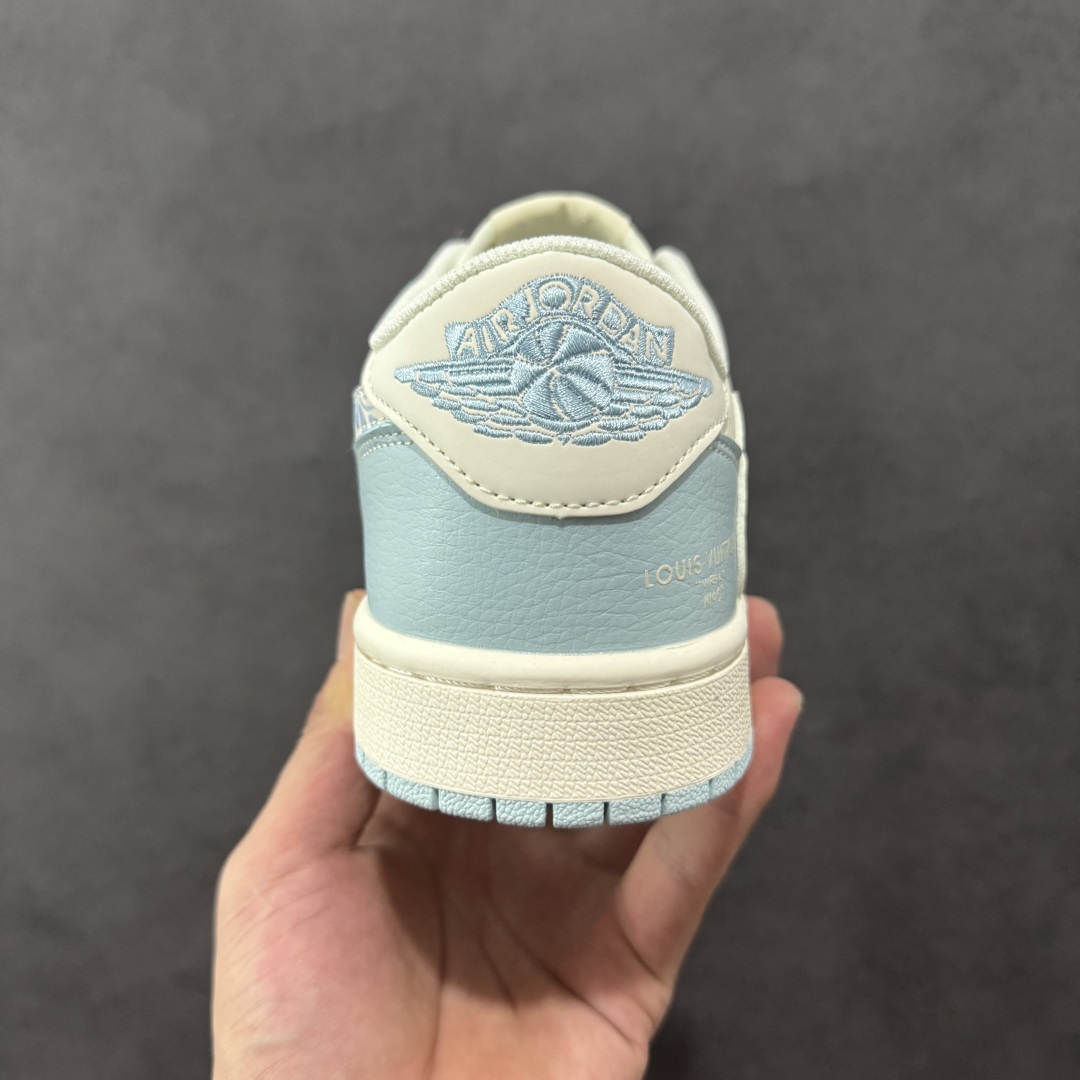 图片[4]-【定制版】Travis Scott x Fragment Design x Air Jordan 1 Low OG SP AJ1 乔1 LV联名 烟花浅蓝 低帮文化休闲板鞋 XS7089-613  #多方联名合作融合了Travis Scott 独特的音乐风格，藤原浩个性的设计风格以及Jordan品牌的经典元素 使其成为一双具有独特身份和价值的鞋子 清新而立体的外观加上联名标识更突出了其独特身份 这种配色方案显示出活力和时尚感 在视觉上引人注目 鞋身的质感和细腻的细节处理使其显得高端而格调十足 这款“倒钩”联名是设计与创意完美结合 融合多方的个性风格是一款备受瞩目的潮流鞋款  尺码：36 36.5 37.5 38 38.5 39 40 40.5 41 42 42.5 43 44 44.5 45-选品中心