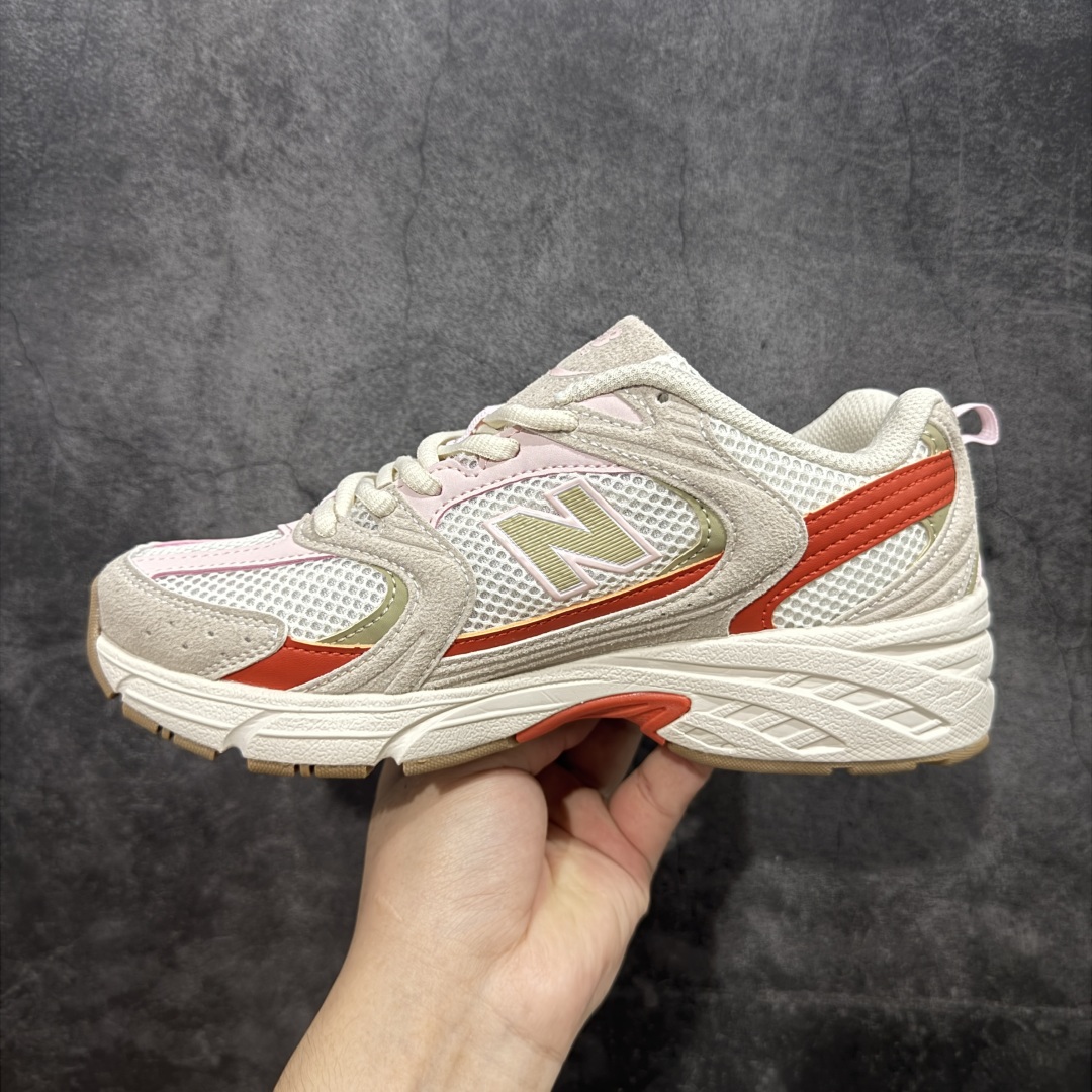 图片[2]-【纯原性价比】New Balance 530 NB530 男女休闲慢跑鞋 MR530JF 大厂出品 所有配色都是原鞋开发 超正版型 超高清洁度和品质 价格更具性价比 实体代购专用订单 配套商长期套现长期补货 全新货品 正常出厂触屏不到的单价 超级跑量款 全套原楦原纸板原厂数据开发 进口三明治网面 原装进口翻毛皮料正确绒感卡色 正确中底拉帮中底网布细节 采用轻质牛剖革拼接透气网眼衬垫织物鞋面材质 T-Beam大底提供足步弓支撑 保持步态稳定 后跟搭载外露缓震胶 鞋身整体以各种深浅不一的灰色覆盖 鞋头以淡蓝色调装饰 网眼衬垫通过不规律的色块实现做旧的美感 泛黄的鞋底更是进一步增添了复古气息 尺码：36 37 37.5 38 38.5 39.5 40 40.5 41.5 42 42.5 43 44 44.5 45-选品中心