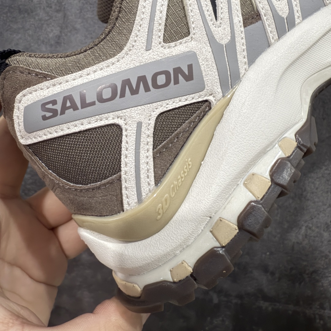 图片[3]-【666版本】SALOMON 萨洛蒙 XA PRO 3D 户外运动 网布减震防滑透气 低帮跑步鞋 男女同款 灰褐色 477920 全新品质 巅峰之作 所有配色均购物原版拆解1：1开发 原材料打造 非市场公版便宜货 私模大底 清洁度比市场所有版本都高 全套原纸板楦头开发 原厂网布配套 确保原汁原味 完美呈现版型 原档数据独家私模五层组合大底 男女鞋同步官方开发至46 原装Ortholite轻量化鞋垫 中底布带钢印编号 原厂TPU锁扣 进口港宝加持 后跟自然饱满 还原公司包裹性 鞋面采用SENSIFT贴合技术 全方位贴合包裹脚型 鞋跟部鞋底牵引设计 提供强大的抓地性能 更适应野外崎岖不平的道路 其3D ADVANCED CHASSIS底盘 材料轻量大化 钉齿设计更具稳定性 防护性 鞋底易磨损区运用CONTAGRIP高耐磨材料 应对城市硬质路面长距离跑考验 尺码：36 36.5 37.5 38 38.5 39 40 40.5 41 42 42.5 43 44 45 46-选品中心