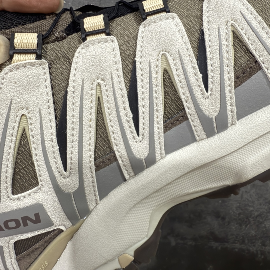 图片[4]-【666版本】SALOMON 萨洛蒙 XA PRO 3D 户外运动 网布减震防滑透气 低帮跑步鞋 男女同款 灰褐色 477920 全新品质 巅峰之作 所有配色均购物原版拆解1：1开发 原材料打造 非市场公版便宜货 私模大底 清洁度比市场所有版本都高 全套原纸板楦头开发 原厂网布配套 确保原汁原味 完美呈现版型 原档数据独家私模五层组合大底 男女鞋同步官方开发至46 原装Ortholite轻量化鞋垫 中底布带钢印编号 原厂TPU锁扣 进口港宝加持 后跟自然饱满 还原公司包裹性 鞋面采用SENSIFT贴合技术 全方位贴合包裹脚型 鞋跟部鞋底牵引设计 提供强大的抓地性能 更适应野外崎岖不平的道路 其3D ADVANCED CHASSIS底盘 材料轻量大化 钉齿设计更具稳定性 防护性 鞋底易磨损区运用CONTAGRIP高耐磨材料 应对城市硬质路面长距离跑考验 尺码：36 36.5 37.5 38 38.5 39 40 40.5 41 42 42.5 43 44 45 46-选品中心