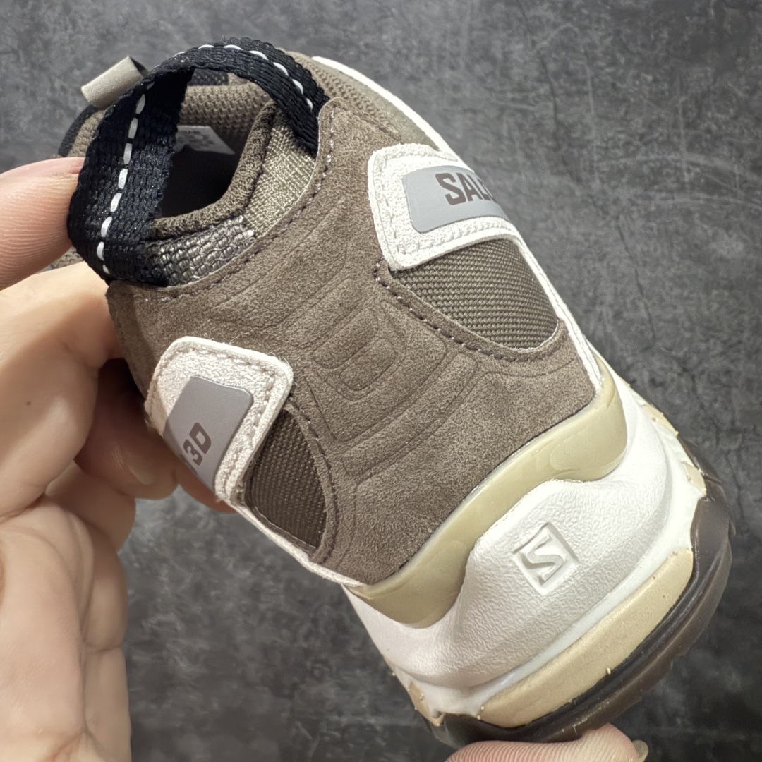 图片[2]-【666版本】SALOMON 萨洛蒙 XA PRO 3D 户外运动 网布减震防滑透气 低帮跑步鞋 男女同款 灰褐色 477920 全新品质 巅峰之作 所有配色均购物原版拆解1：1开发 原材料打造 非市场公版便宜货 私模大底 清洁度比市场所有版本都高 全套原纸板楦头开发 原厂网布配套 确保原汁原味 完美呈现版型 原档数据独家私模五层组合大底 男女鞋同步官方开发至46 原装Ortholite轻量化鞋垫 中底布带钢印编号 原厂TPU锁扣 进口港宝加持 后跟自然饱满 还原公司包裹性 鞋面采用SENSIFT贴合技术 全方位贴合包裹脚型 鞋跟部鞋底牵引设计 提供强大的抓地性能 更适应野外崎岖不平的道路 其3D ADVANCED CHASSIS底盘 材料轻量大化 钉齿设计更具稳定性 防护性 鞋底易磨损区运用CONTAGRIP高耐磨材料 应对城市硬质路面长距离跑考验 尺码：36 36.5 37.5 38 38.5 39 40 40.5 41 42 42.5 43 44 45 46-选品中心