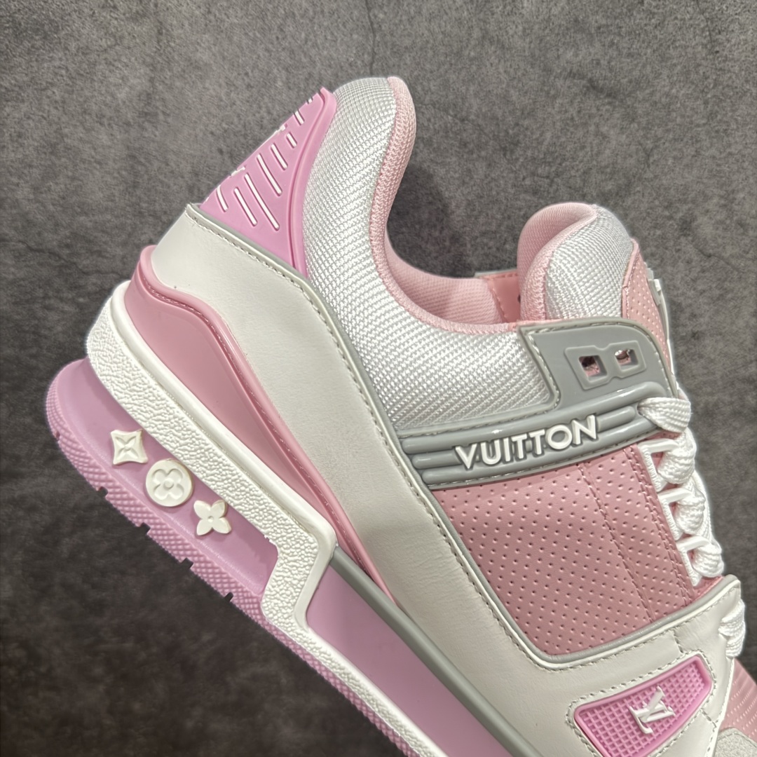 图片[7]-【HS纯原礼盒版福利】 LV Trainer系列高奢运动鞋 白灰粉 新款芯片顶级 潮人必备单品 同步ZP官网空胶工艺 鞋舌、挂饰均镶嵌NFC芯片感应装置 正确胶片断点式设计 中底正确还原原版油印字母比例 1：1原楦格板、楦头、刀磨全新升级！ 独家订制顶级压纹麂皮 原版开模TPU大底 质感原版一致 垫脚聚米微料加透气英伦网布 披靡市场任何版本！细节完美呈现！ 代购指定版本 全新升级最新双盒包装 扫码秒进官网！ 全套包装配件同比原版 尺码： 35-39-选品中心
