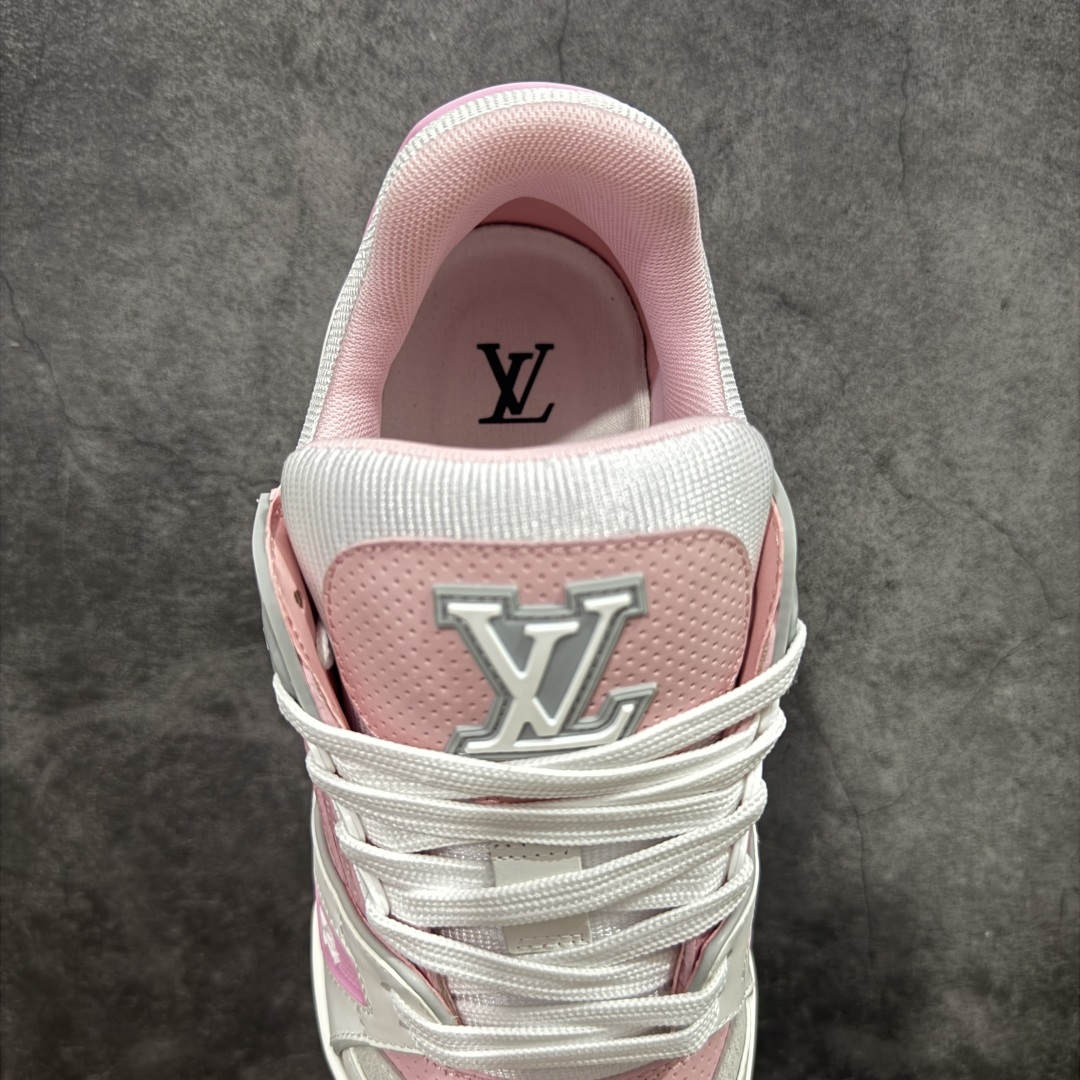 图片[8]-【HS纯原礼盒版福利】 LV Trainer系列高奢运动鞋 白灰粉 新款芯片顶级 潮人必备单品 同步ZP官网空胶工艺 鞋舌、挂饰均镶嵌NFC芯片感应装置 正确胶片断点式设计 中底正确还原原版油印字母比例 1：1原楦格板、楦头、刀磨全新升级！ 独家订制顶级压纹麂皮 原版开模TPU大底 质感原版一致 垫脚聚米微料加透气英伦网布 披靡市场任何版本！细节完美呈现！ 代购指定版本 全新升级最新双盒包装 扫码秒进官网！ 全套包装配件同比原版 尺码： 35-39-选品中心