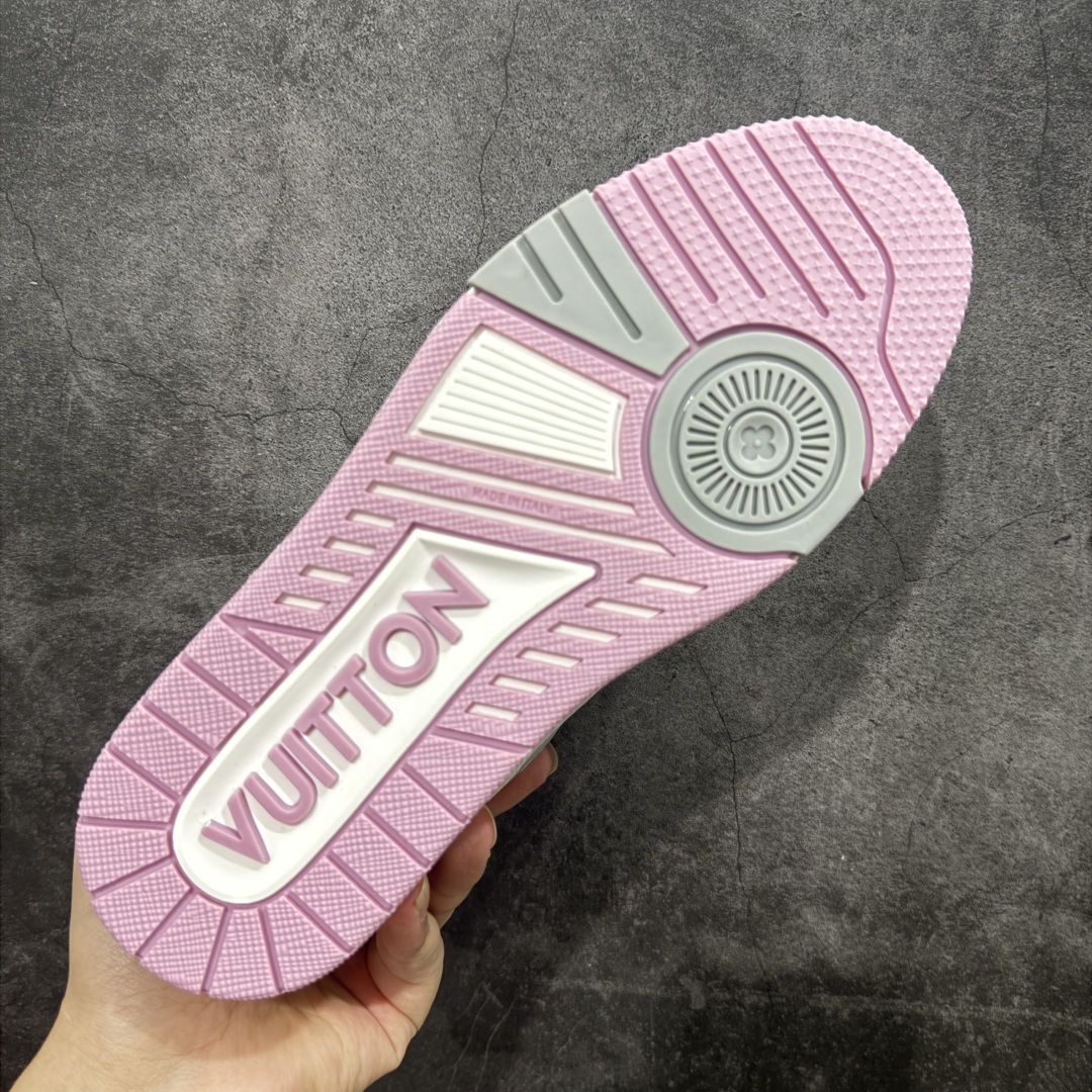 图片[9]-【HS纯原礼盒版福利】 LV Trainer系列高奢运动鞋 白灰粉 新款芯片顶级 潮人必备单品 同步ZP官网空胶工艺 鞋舌、挂饰均镶嵌NFC芯片感应装置 正确胶片断点式设计 中底正确还原原版油印字母比例 1：1原楦格板、楦头、刀磨全新升级！ 独家订制顶级压纹麂皮 原版开模TPU大底 质感原版一致 垫脚聚米微料加透气英伦网布 披靡市场任何版本！细节完美呈现！ 代购指定版本 全新升级最新双盒包装 扫码秒进官网！ 全套包装配件同比原版 尺码： 35-39-选品中心