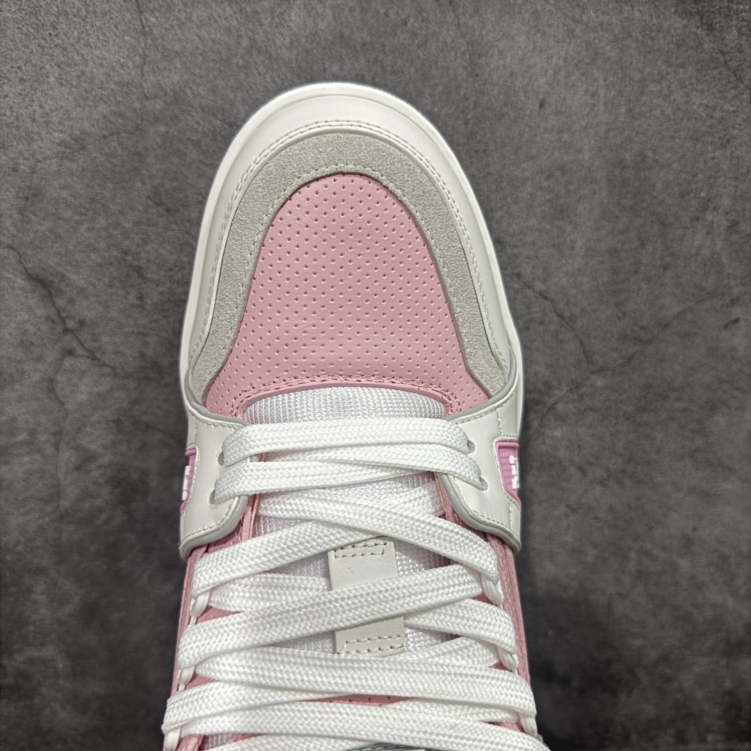 图片[5]-【HS纯原礼盒版福利】 LV Trainer系列高奢运动鞋 白灰粉 新款芯片顶级 潮人必备单品 同步ZP官网空胶工艺 鞋舌、挂饰均镶嵌NFC芯片感应装置 正确胶片断点式设计 中底正确还原原版油印字母比例 1：1原楦格板、楦头、刀磨全新升级！ 独家订制顶级压纹麂皮 原版开模TPU大底 质感原版一致 垫脚聚米微料加透气英伦网布 披靡市场任何版本！细节完美呈现！ 代购指定版本 全新升级最新双盒包装 扫码秒进官网！ 全套包装配件同比原版 尺码： 35-39-选品中心