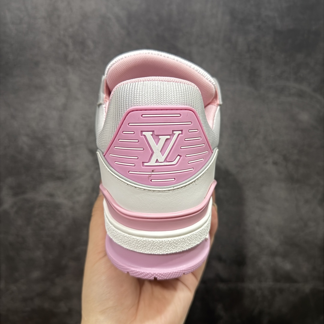 图片[4]-【HS纯原礼盒版福利】 LV Trainer系列高奢运动鞋 白灰粉 新款芯片顶级 潮人必备单品 同步ZP官网空胶工艺 鞋舌、挂饰均镶嵌NFC芯片感应装置 正确胶片断点式设计 中底正确还原原版油印字母比例 1：1原楦格板、楦头、刀磨全新升级！ 独家订制顶级压纹麂皮 原版开模TPU大底 质感原版一致 垫脚聚米微料加透气英伦网布 披靡市场任何版本！细节完美呈现！ 代购指定版本 全新升级最新双盒包装 扫码秒进官网！ 全套包装配件同比原版 尺码： 35-39-选品中心