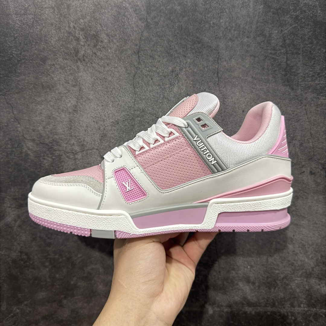 图片[2]-【HS纯原礼盒版福利】 LV Trainer系列高奢运动鞋 白灰粉 新款芯片顶级 潮人必备单品 同步ZP官网空胶工艺 鞋舌、挂饰均镶嵌NFC芯片感应装置 正确胶片断点式设计 中底正确还原原版油印字母比例 1：1原楦格板、楦头、刀磨全新升级！ 独家订制顶级压纹麂皮 原版开模TPU大底 质感原版一致 垫脚聚米微料加透气英伦网布 披靡市场任何版本！细节完美呈现！ 代购指定版本 全新升级最新双盒包装 扫码秒进官网！ 全套包装配件同比原版 尺码： 35-39-选品中心