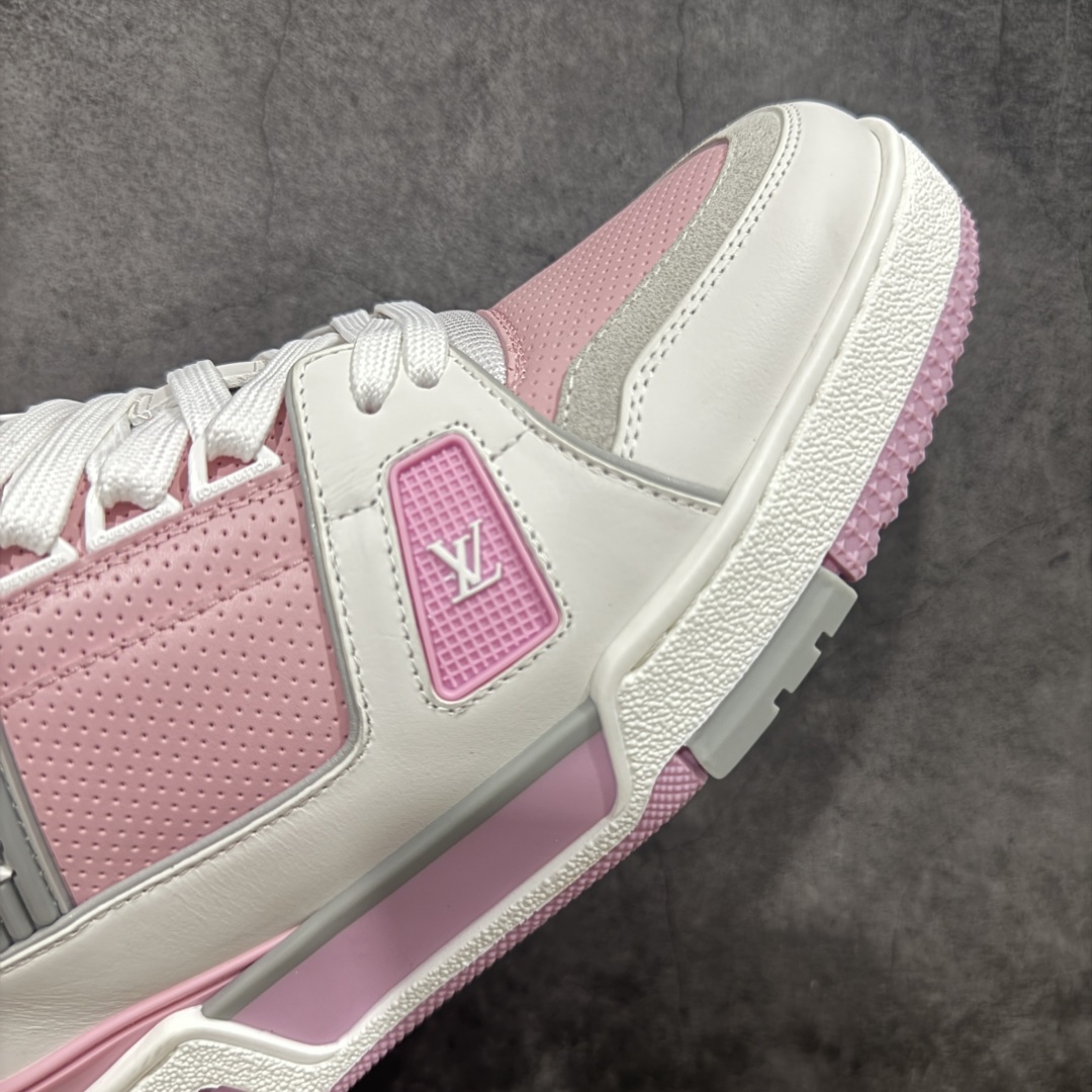 图片[6]-【HS纯原礼盒版福利】 LV Trainer系列高奢运动鞋 白灰粉 新款芯片顶级 潮人必备单品 同步ZP官网空胶工艺 鞋舌、挂饰均镶嵌NFC芯片感应装置 正确胶片断点式设计 中底正确还原原版油印字母比例 1：1原楦格板、楦头、刀磨全新升级！ 独家订制顶级压纹麂皮 原版开模TPU大底 质感原版一致 垫脚聚米微料加透气英伦网布 披靡市场任何版本！细节完美呈现！ 代购指定版本 全新升级最新双盒包装 扫码秒进官网！ 全套包装配件同比原版 尺码： 35-39-选品中心