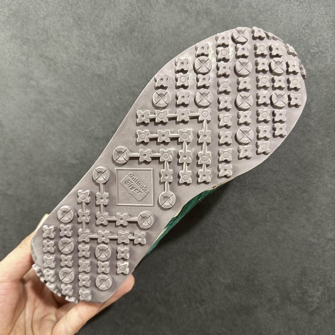 图片[9]-【公司级】Onitsuka Tiger鬼塚虎/鬼冢虎阿甘鞋EDR 78™休闲鞋78系列 中性休闲运动鞋 复古风的日常百搭神器它的设计灵感来源于经典跑步鞋，简约又不失时尚感。经典配色让整双鞋看起来特别温暖，搭配牛仔裤或者休闲裤都非常合适。鞋身采用优质材料制成，穿着起来轻便又舒适，长时间走路也不会觉得累。这双鞋的设计细节也很用心，鞋底纹路清晰，抓地力强，适合各种场合。无论是日常通勤还是周末出游，它都能成为你的最佳拍档。 尺码： 36-45 含半码 编码： AM220240-选品中心